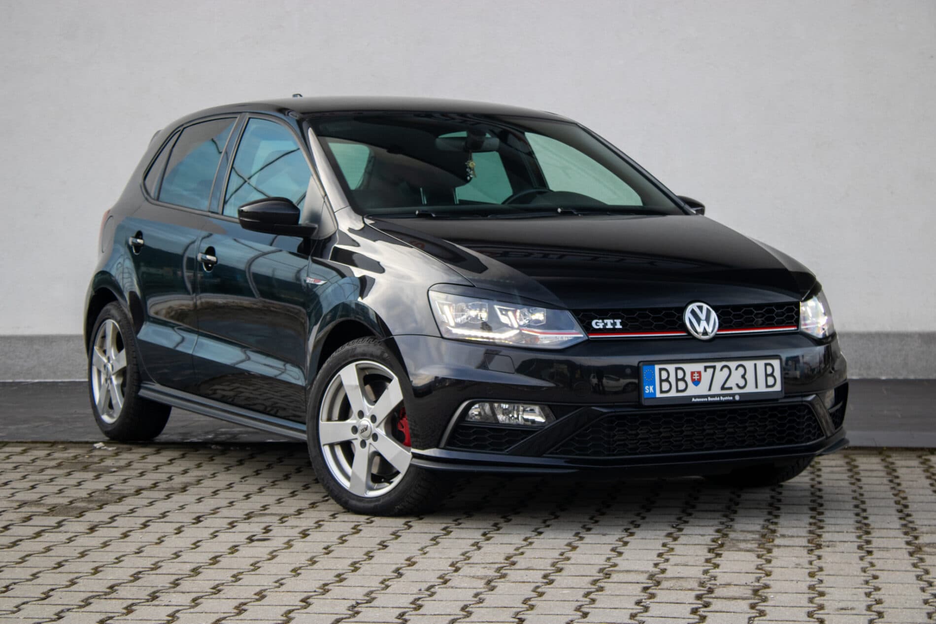 2016 Volkswagen Polo GTI, čierna hatchback, 49 625 km
