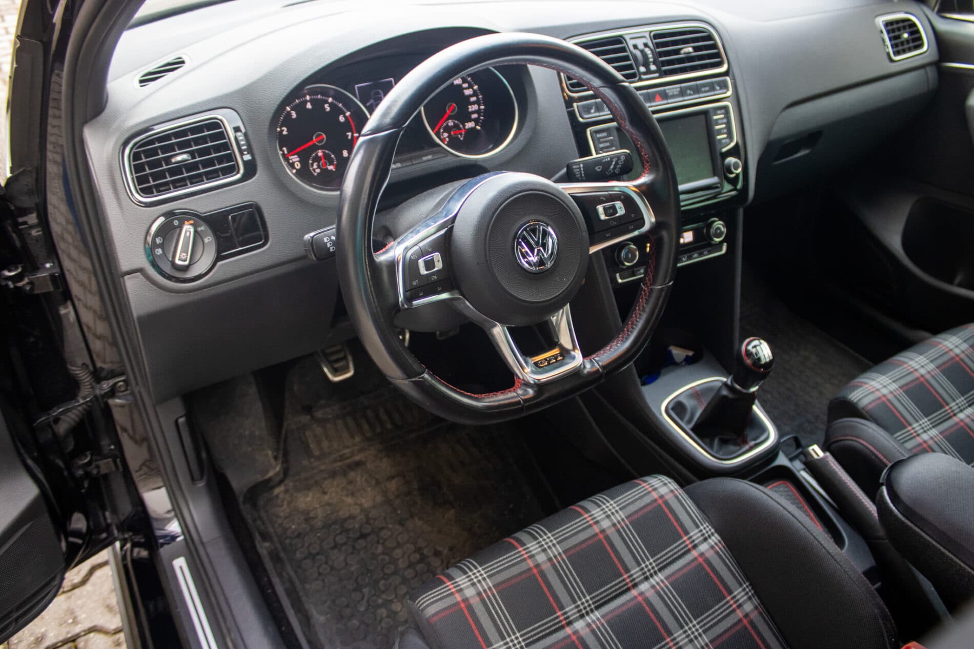 2016 Volkswagen Polo GTI, čierna hatchback, 49 625 km