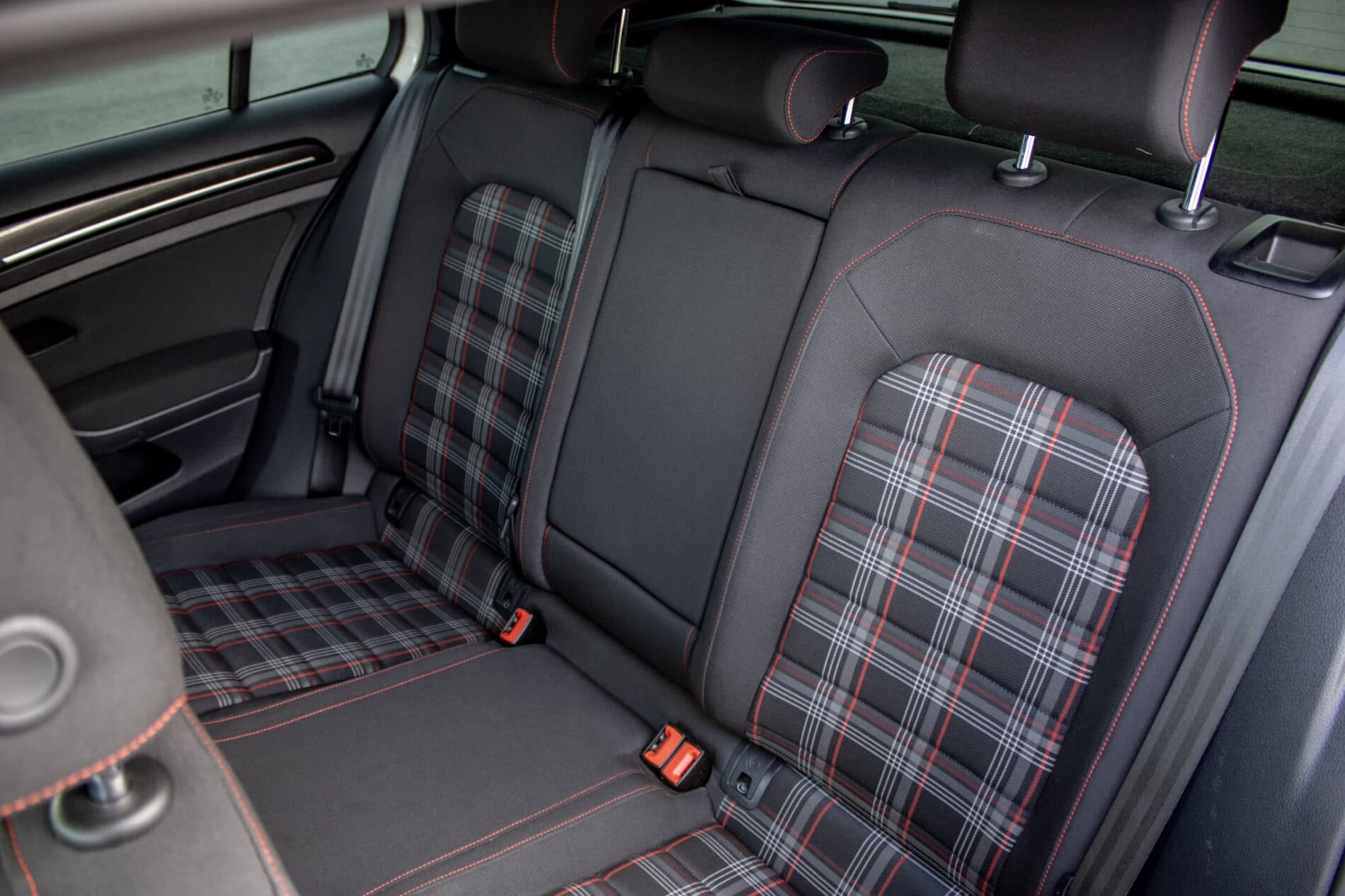 2016 Volkswagen Golf GTI, biela hatchback, 120 335 km