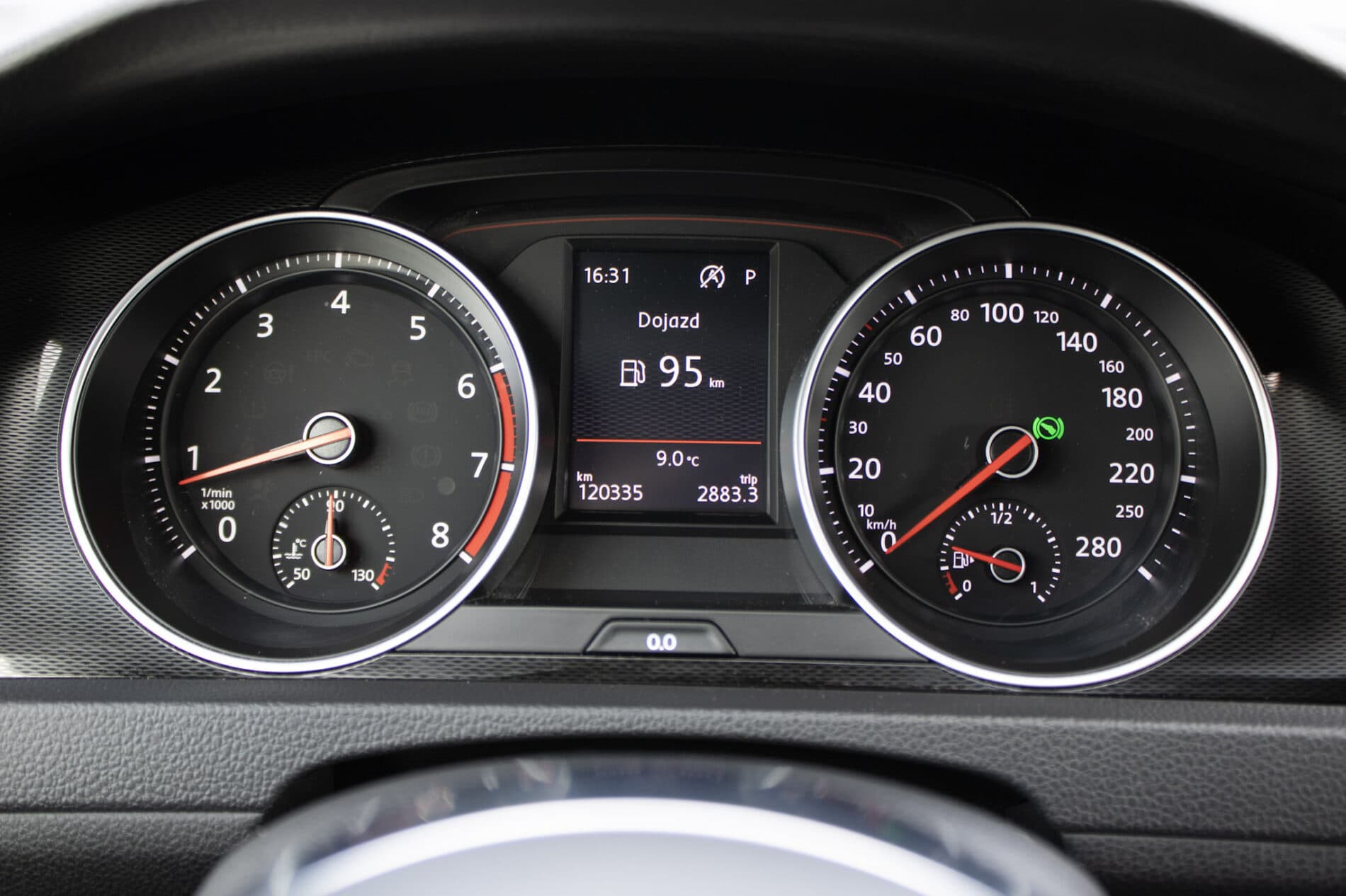 2016 Volkswagen Golf GTI, biela hatchback, 120 335 km
