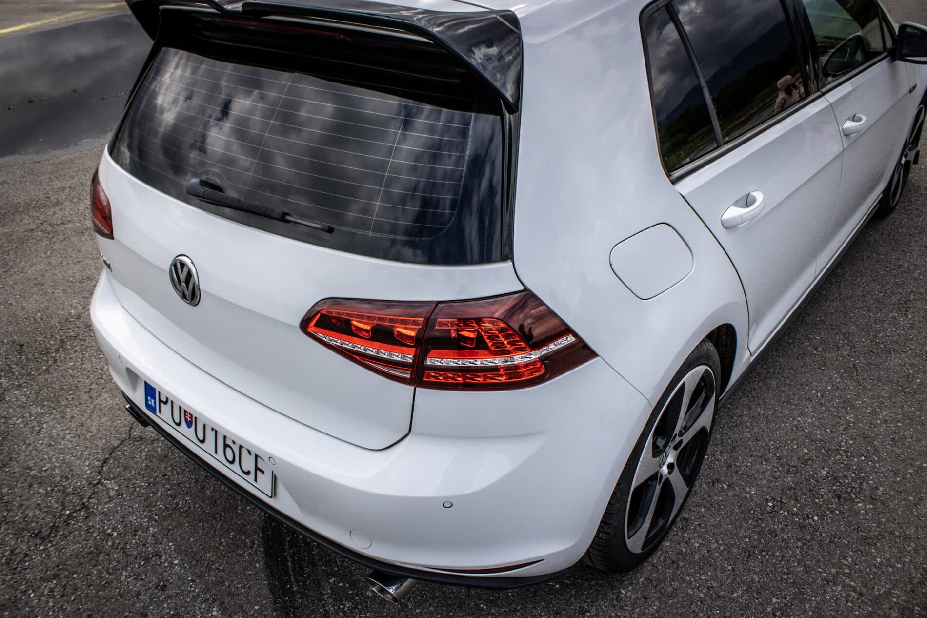 2016 Volkswagen Golf GTI, biela hatchback, 120 335 km