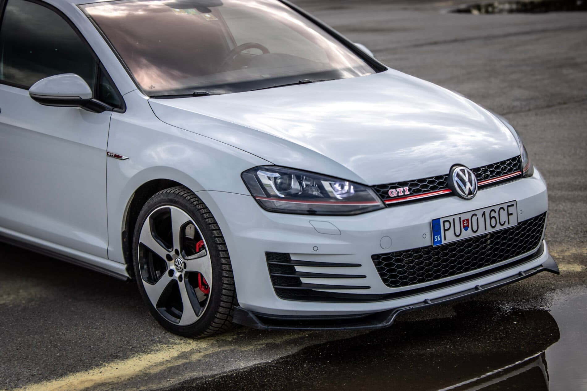 2016 Volkswagen Golf GTI, biela hatchback, 120 335 km