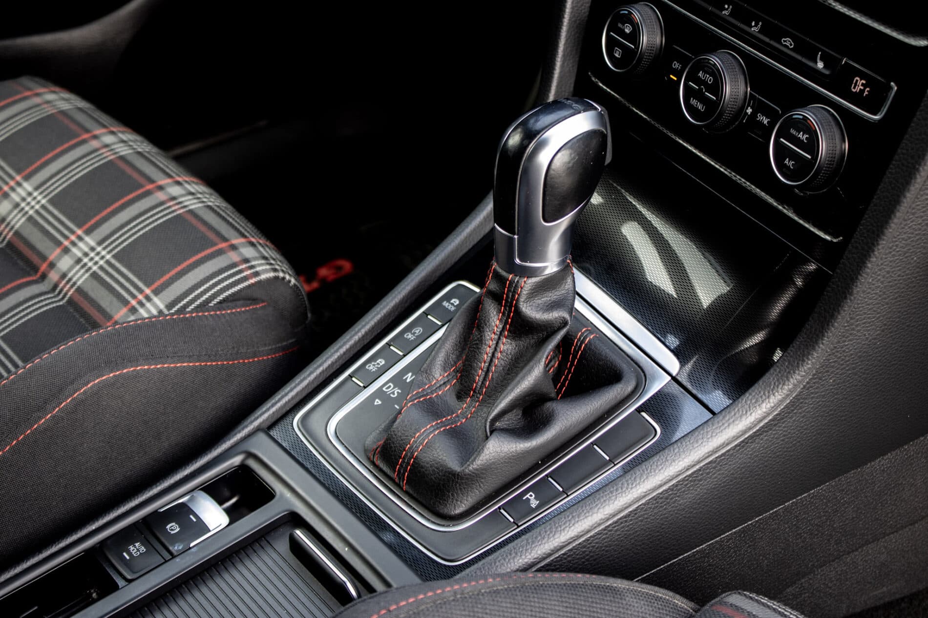 2016 Volkswagen Golf GTI, biela hatchback, 120 335 km