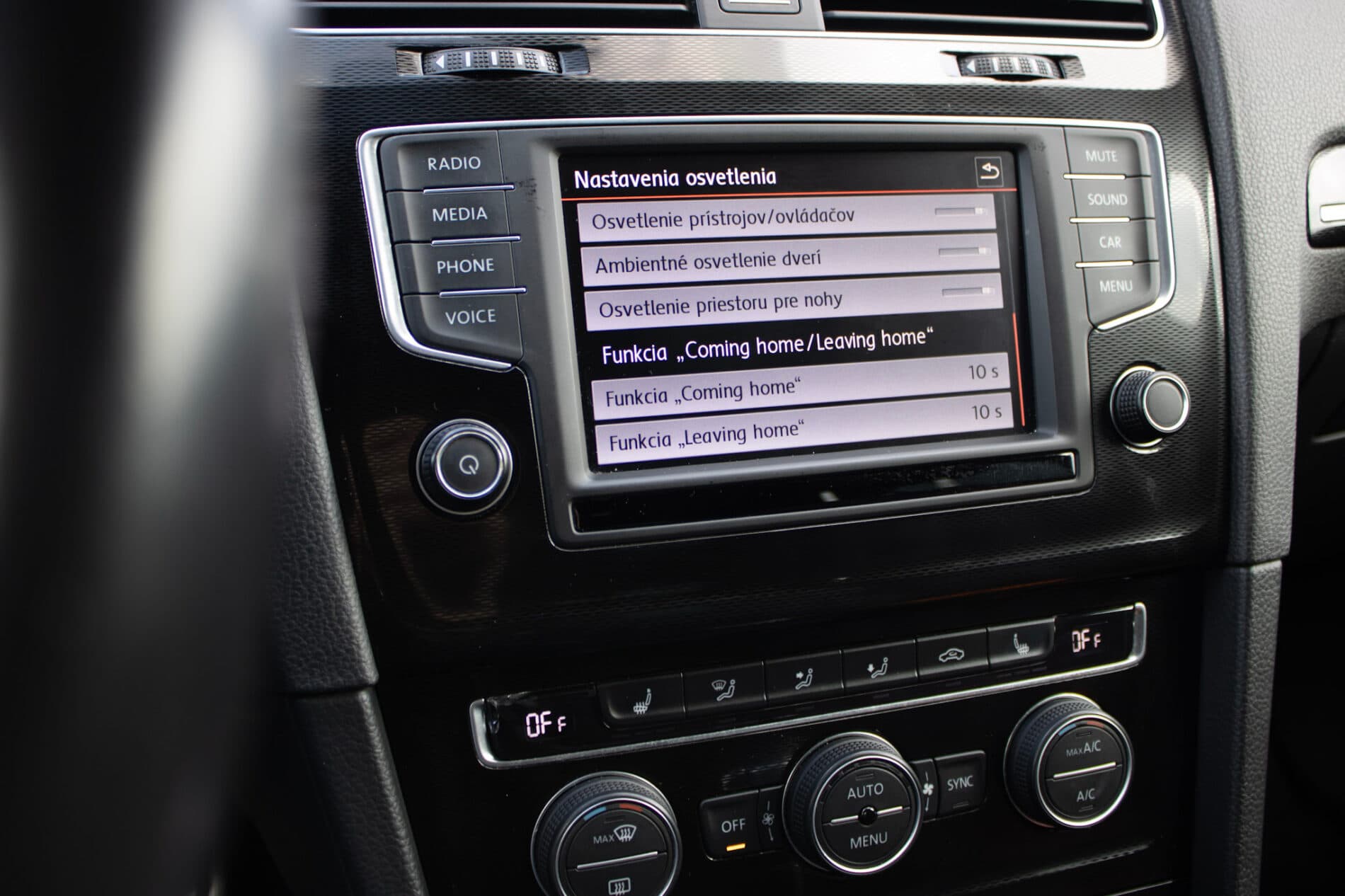 2016 Volkswagen Golf GTI, biela hatchback, 120 335 km