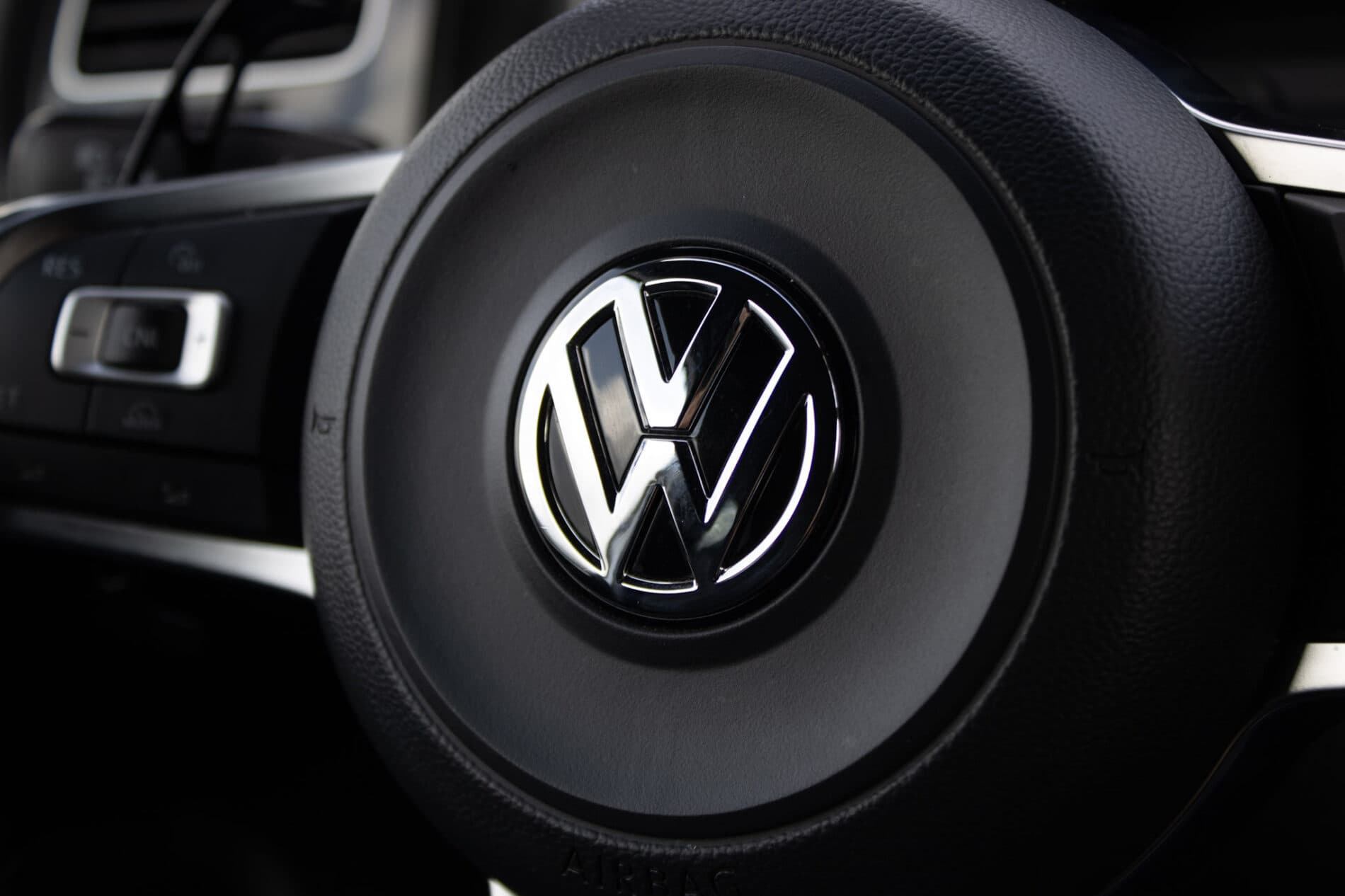 2016 Volkswagen Golf GTI, biela hatchback, 120 335 km