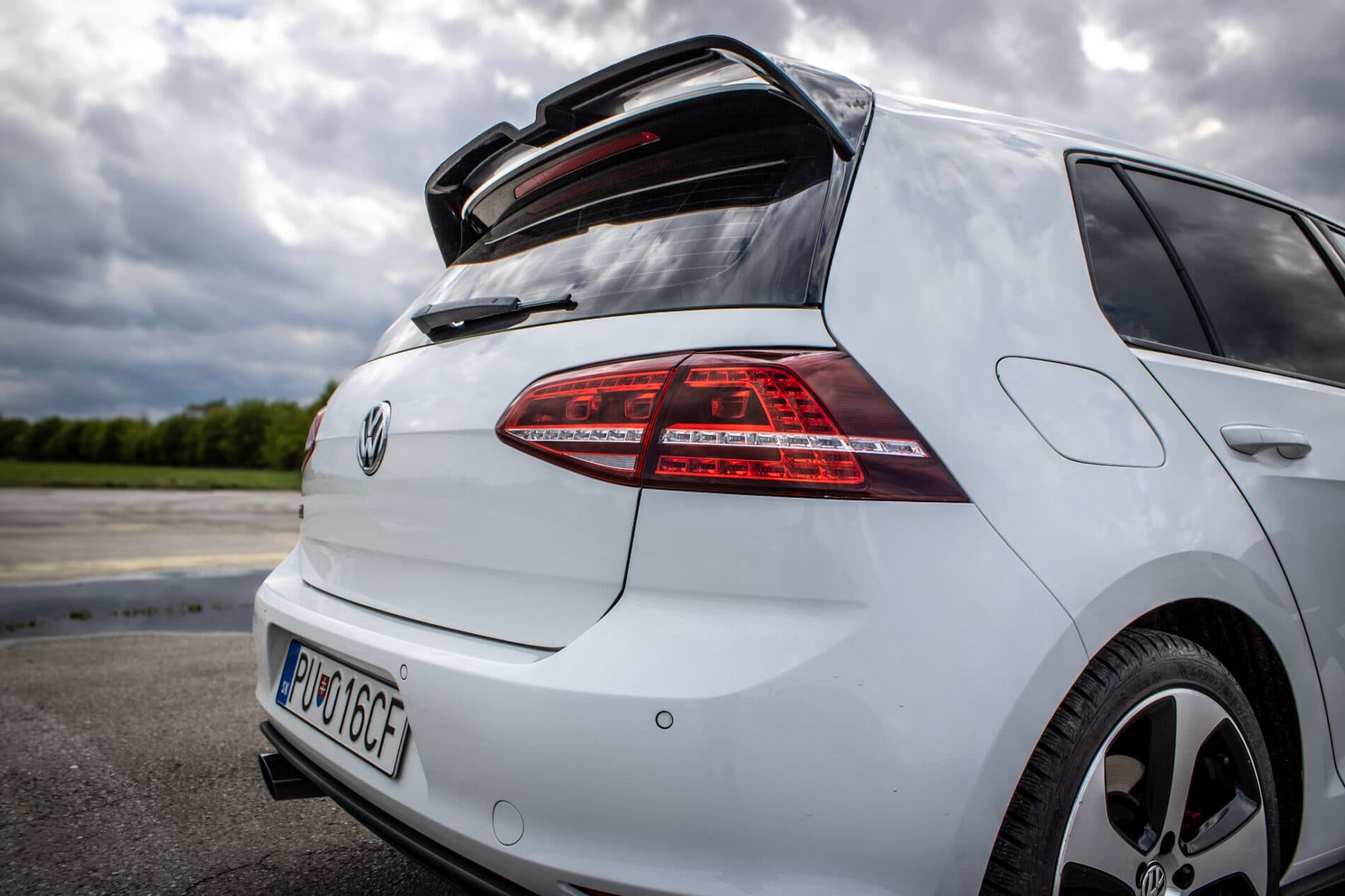 2016 Volkswagen Golf GTI, biela hatchback, 120 335 km