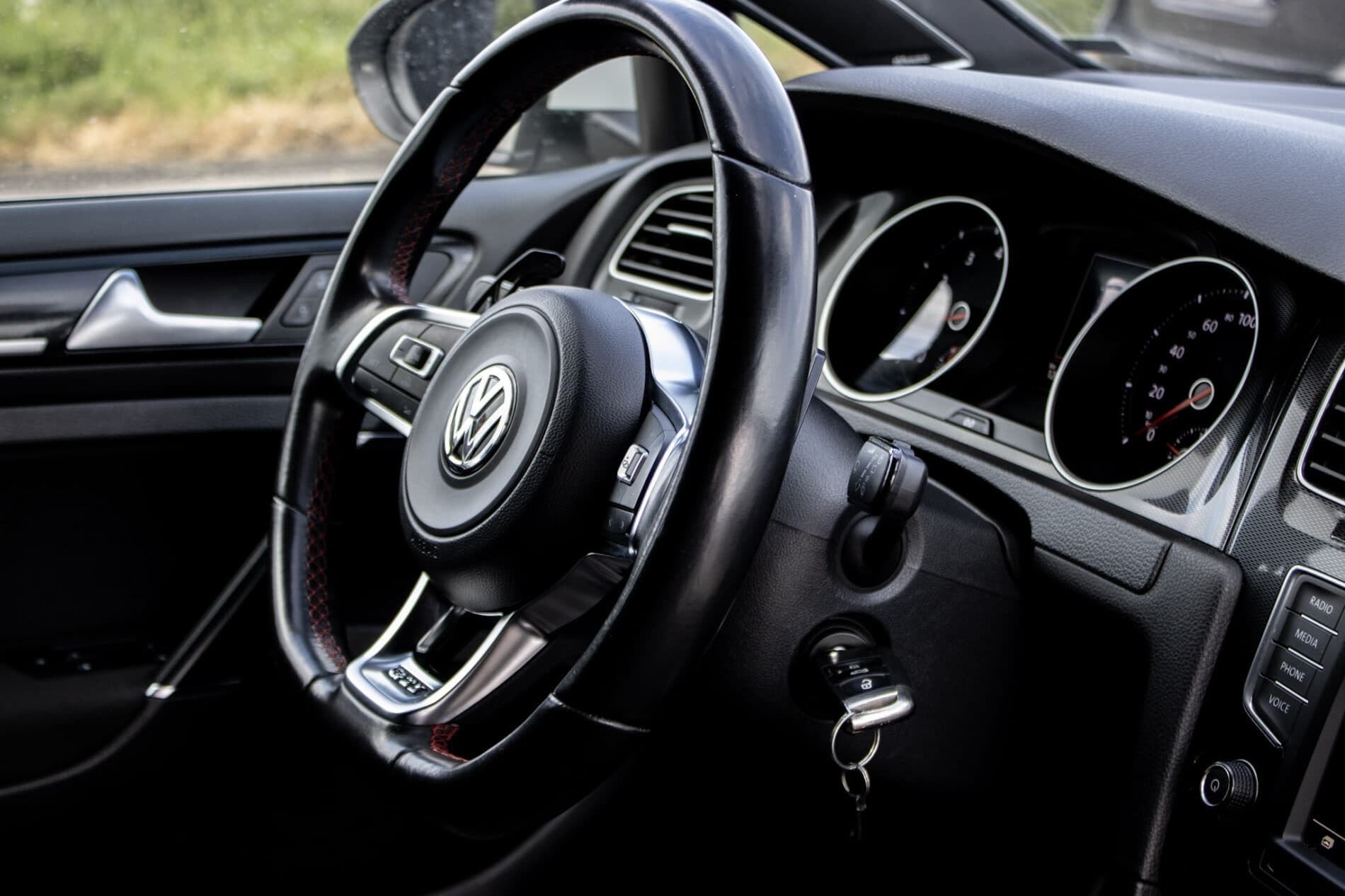 2016 Volkswagen Golf GTI, biela hatchback, 120 335 km