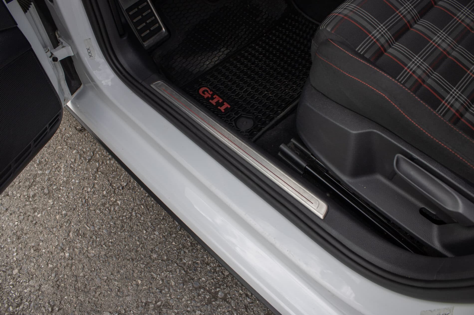 2016 Volkswagen Golf GTI, biela hatchback, 120 335 km