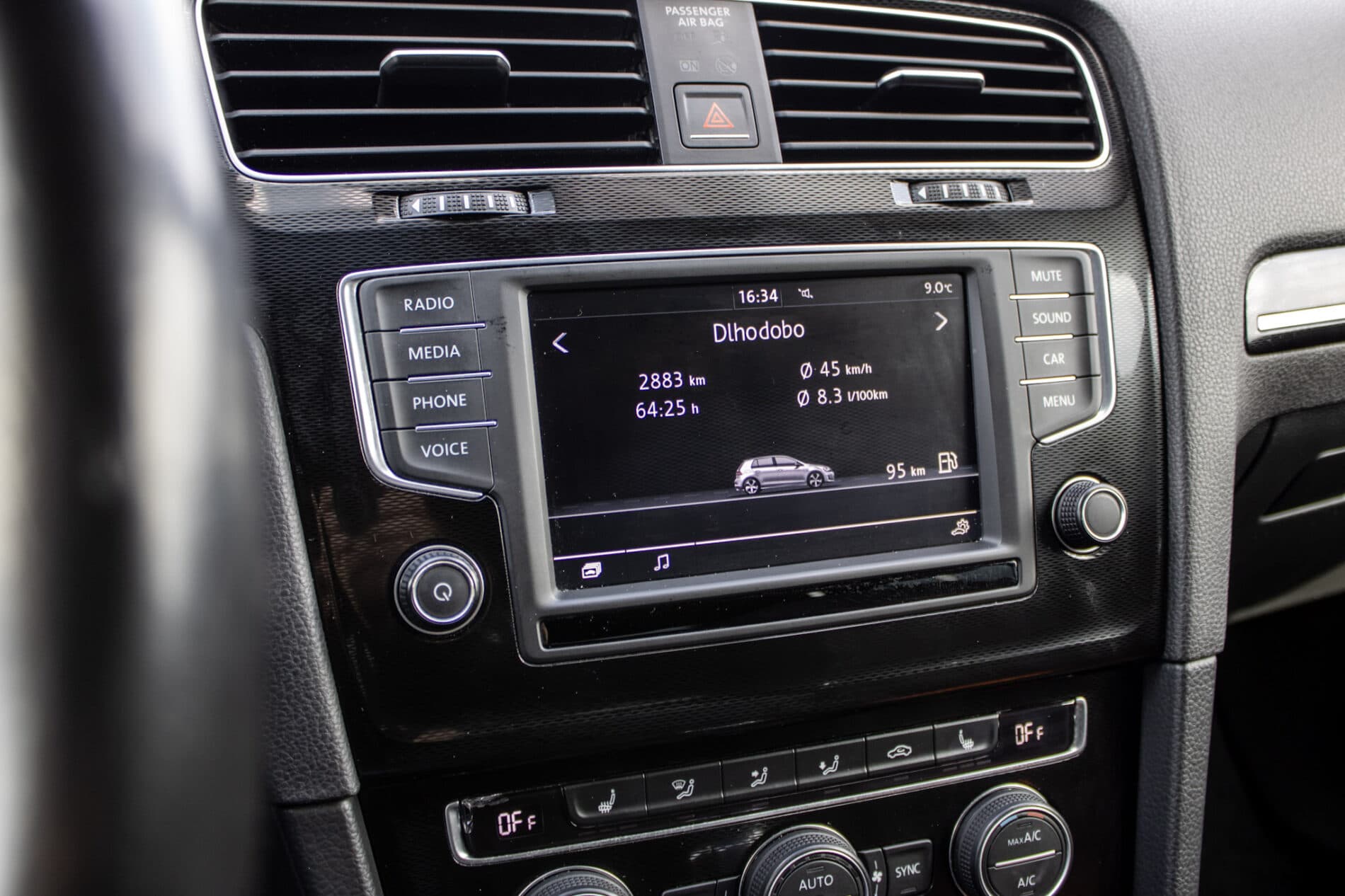 2016 Volkswagen Golf GTI, biela hatchback, 120 335 km