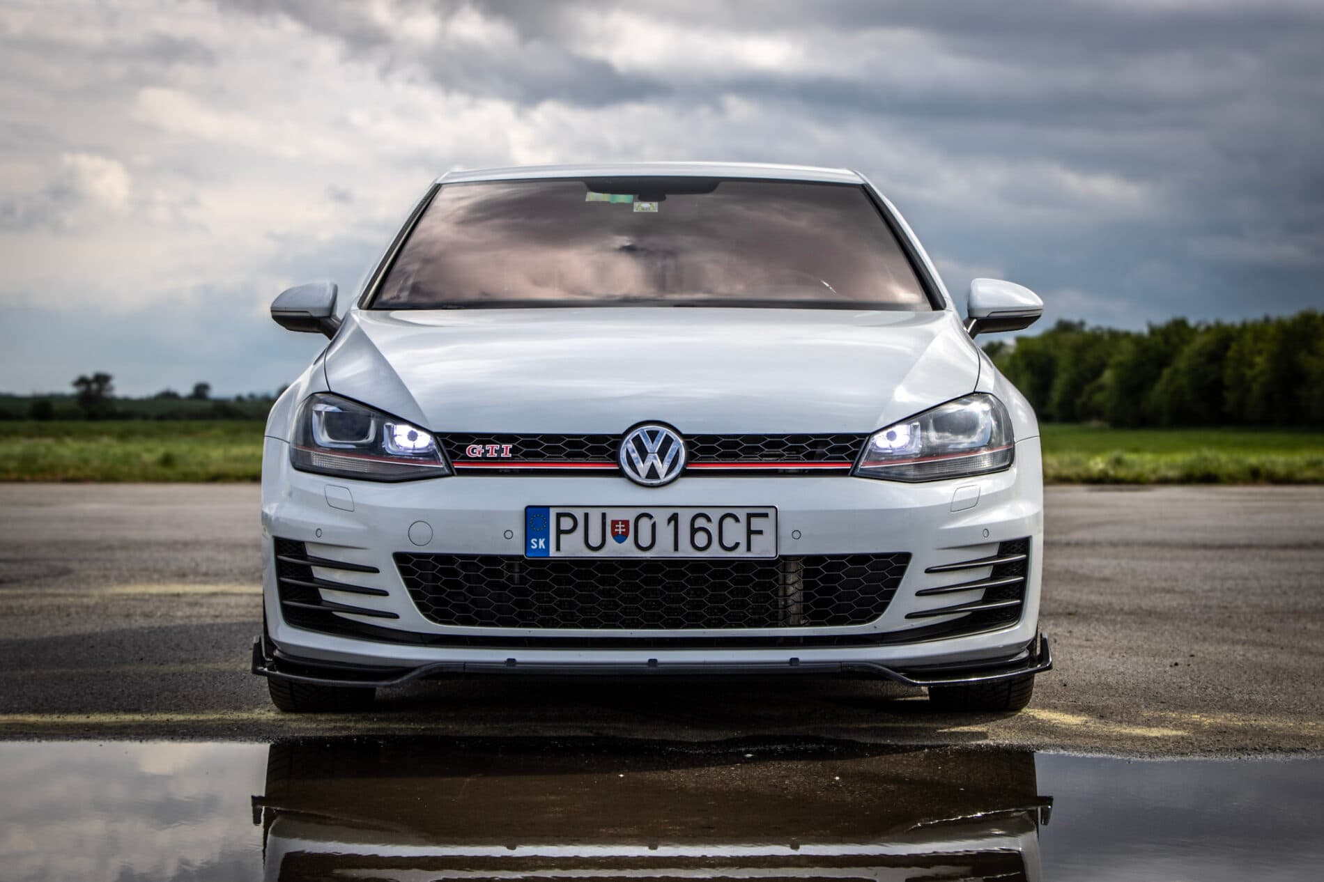 2016 Volkswagen Golf GTI, biela hatchback, 120 335 km