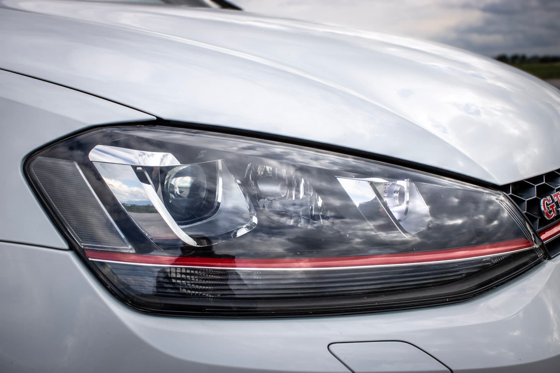 2016 Volkswagen Golf GTI, biela hatchback, 120 335 km