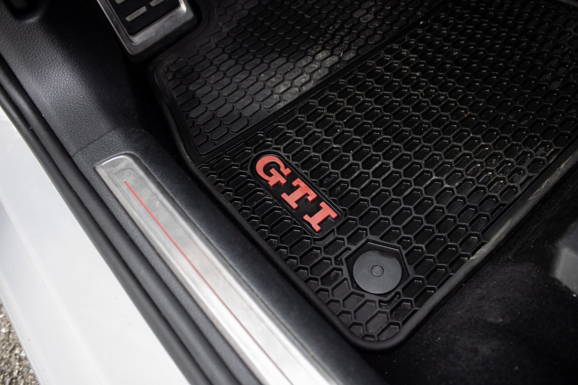 2016 Volkswagen Golf GTI, biela hatchback, 120 335 km