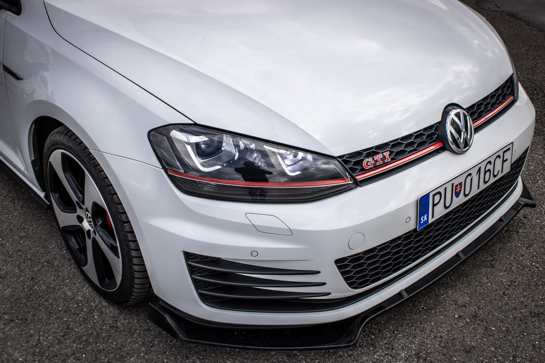 2016 Volkswagen Golf GTI, biela hatchback, 120 335 km