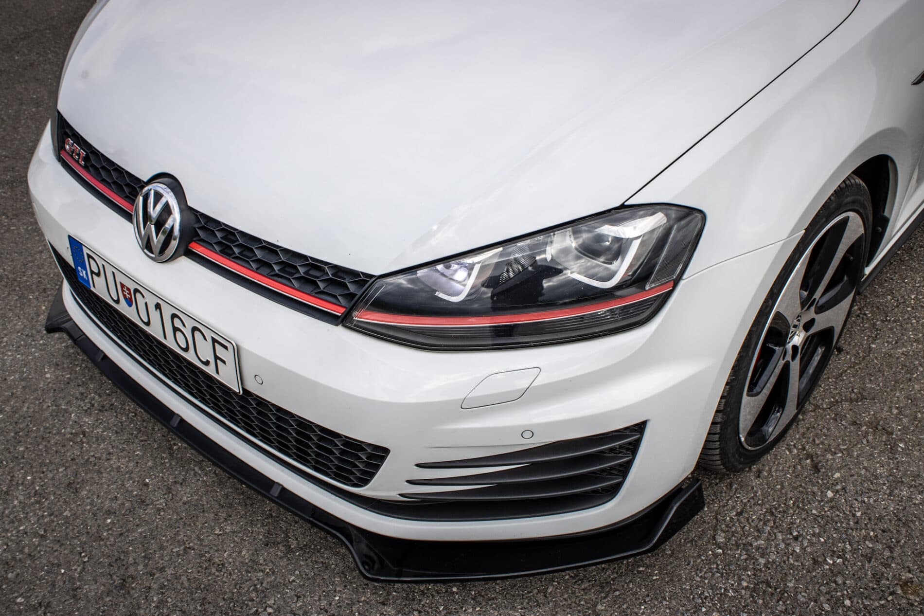 2016 Volkswagen Golf GTI, biela hatchback, 120 335 km