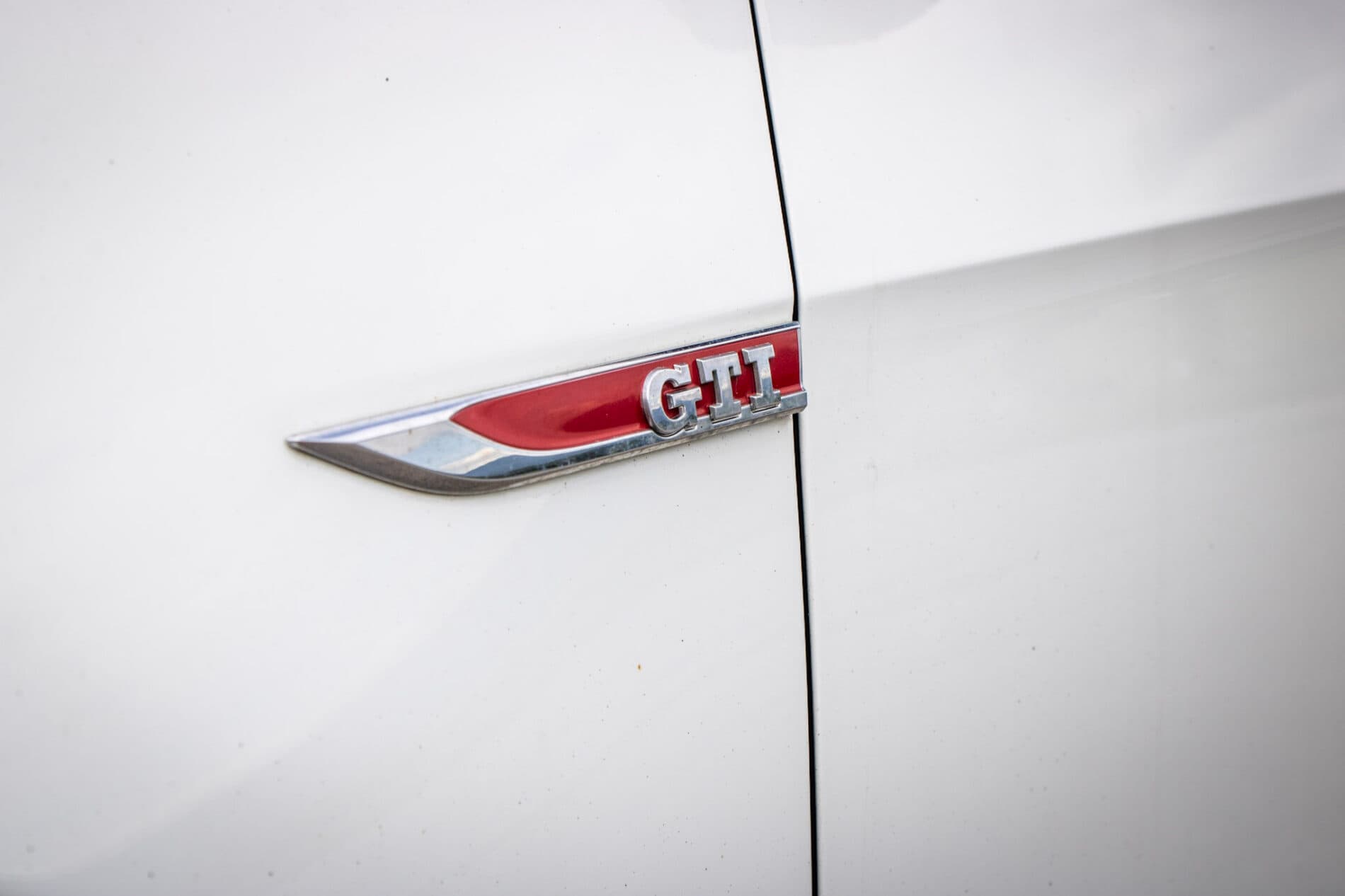 2016 Volkswagen Golf GTI, biela hatchback, 120 335 km