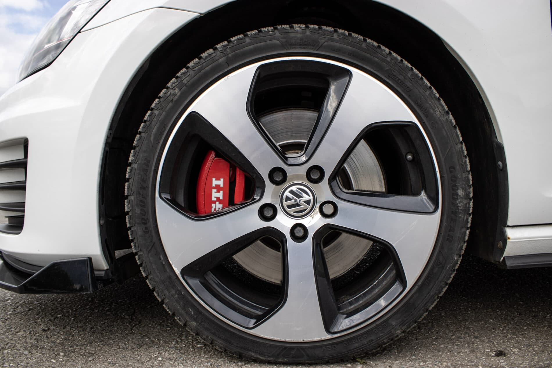 2016 Volkswagen Golf GTI, biela hatchback, 120 335 km