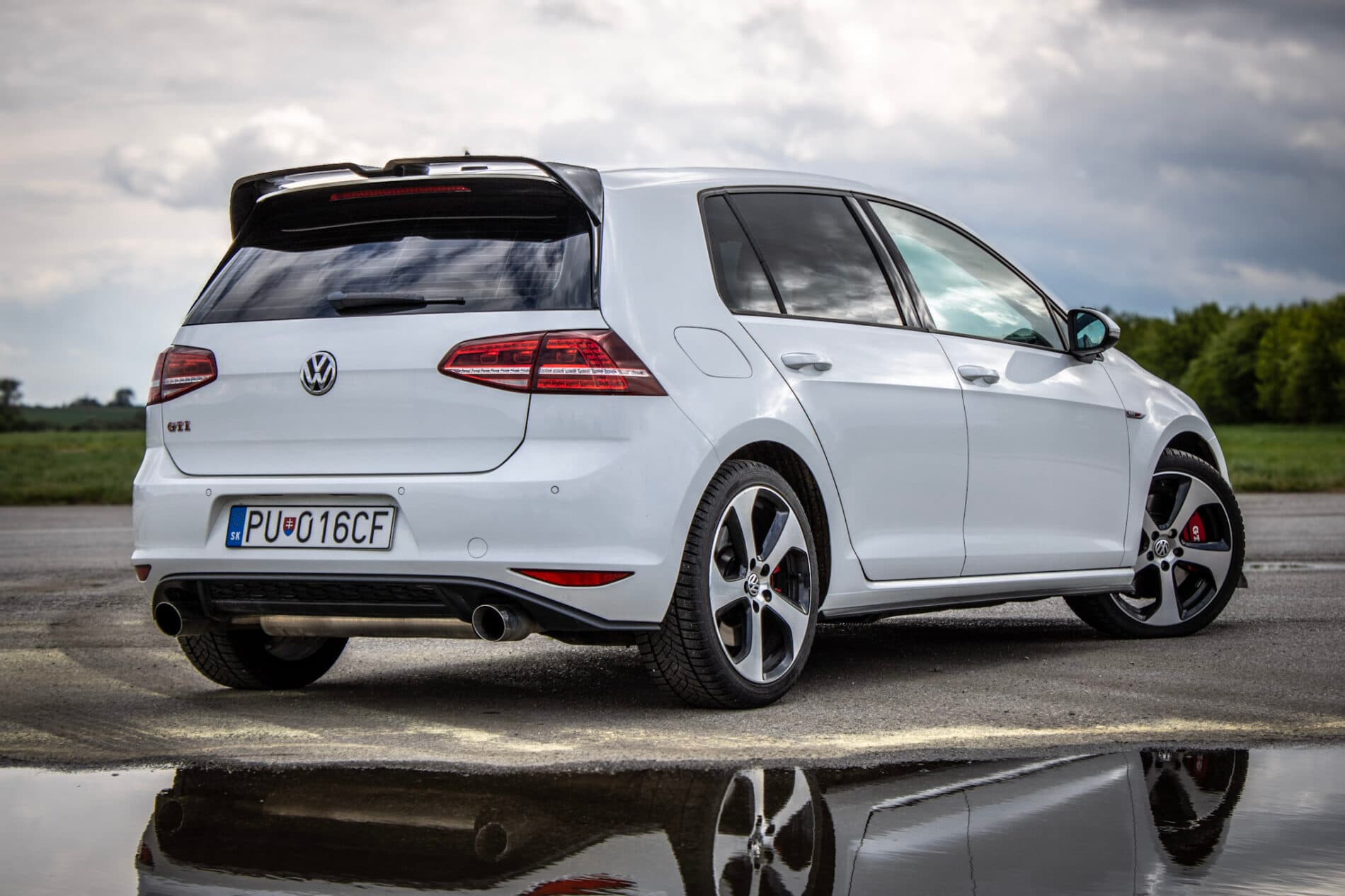 2016 Volkswagen Golf GTI, biela hatchback, 120 335 km