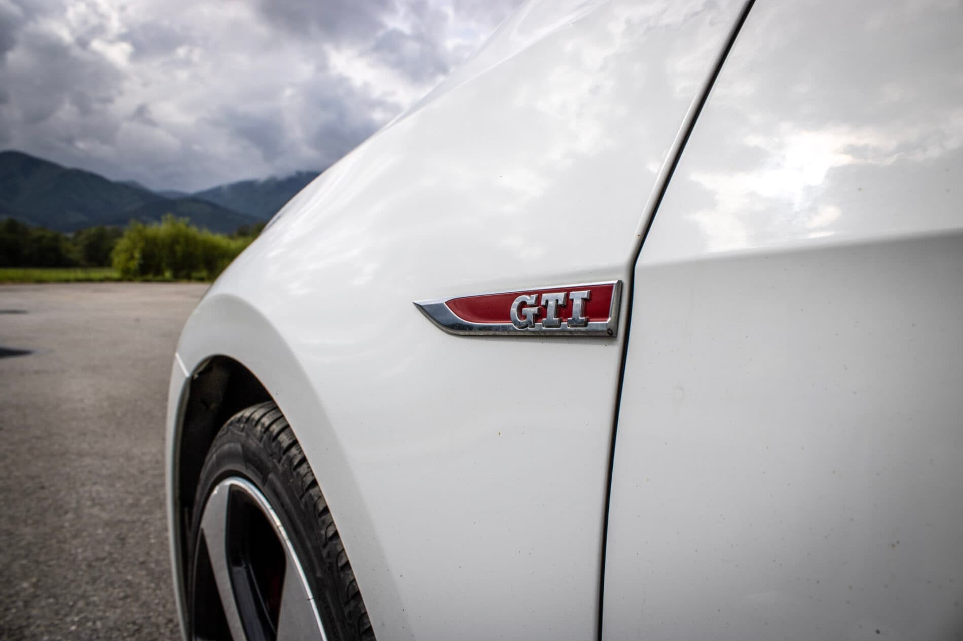 2016 Volkswagen Golf GTI, biela hatchback, 120 335 km