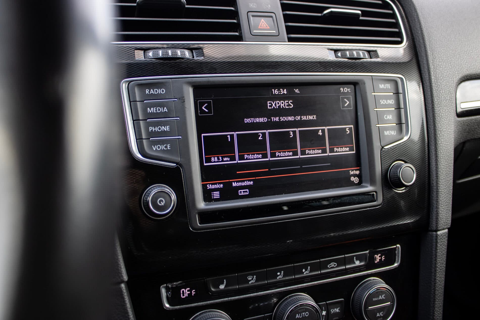 2016 Volkswagen Golf GTI, biela hatchback, 120 335 km