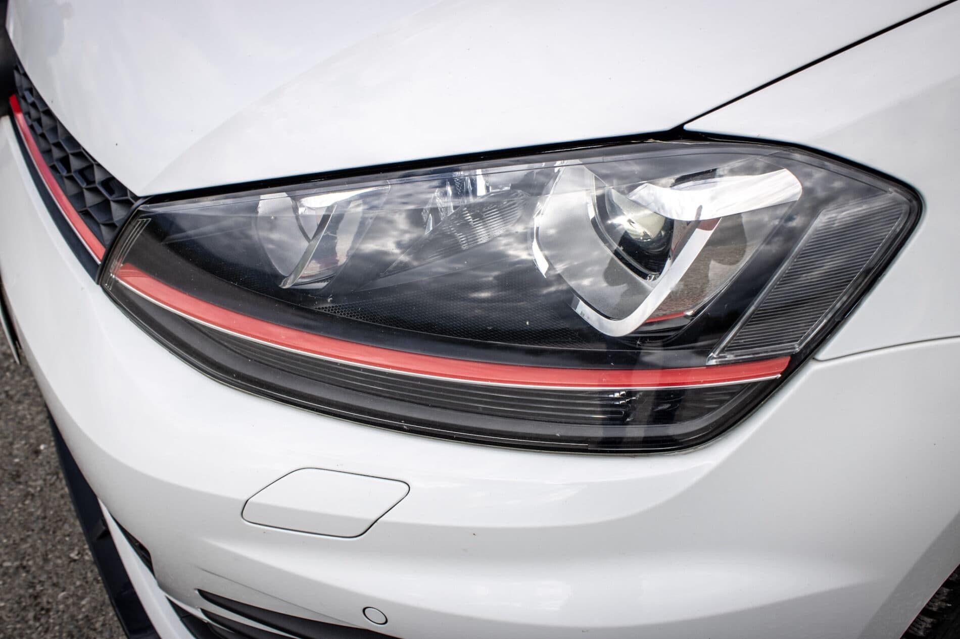 2016 Volkswagen Golf GTI, biela hatchback, 120 335 km