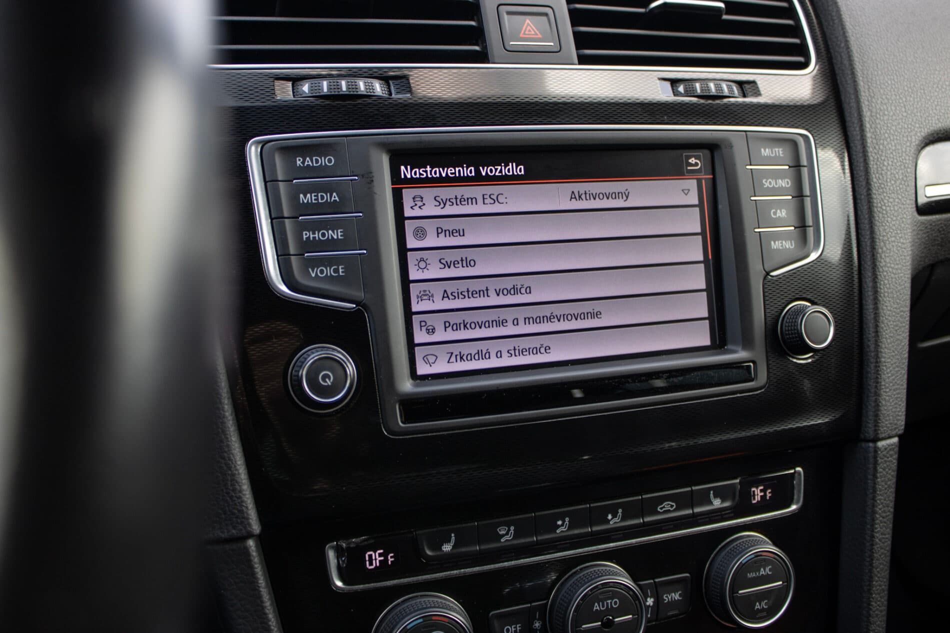 2016 Volkswagen Golf GTI, biela hatchback, 120 335 km