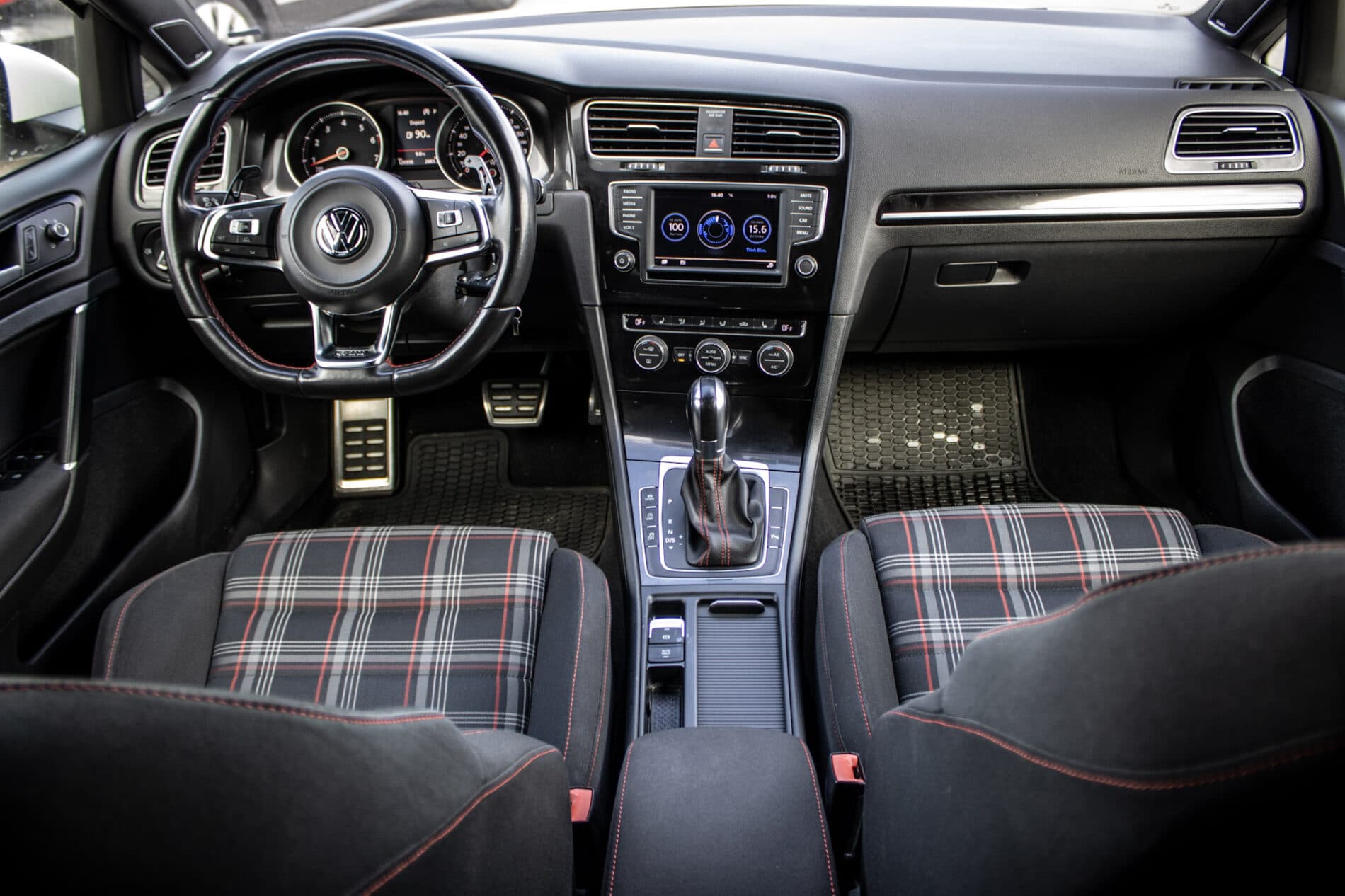 2016 Volkswagen Golf GTI, biela hatchback, 120 335 km