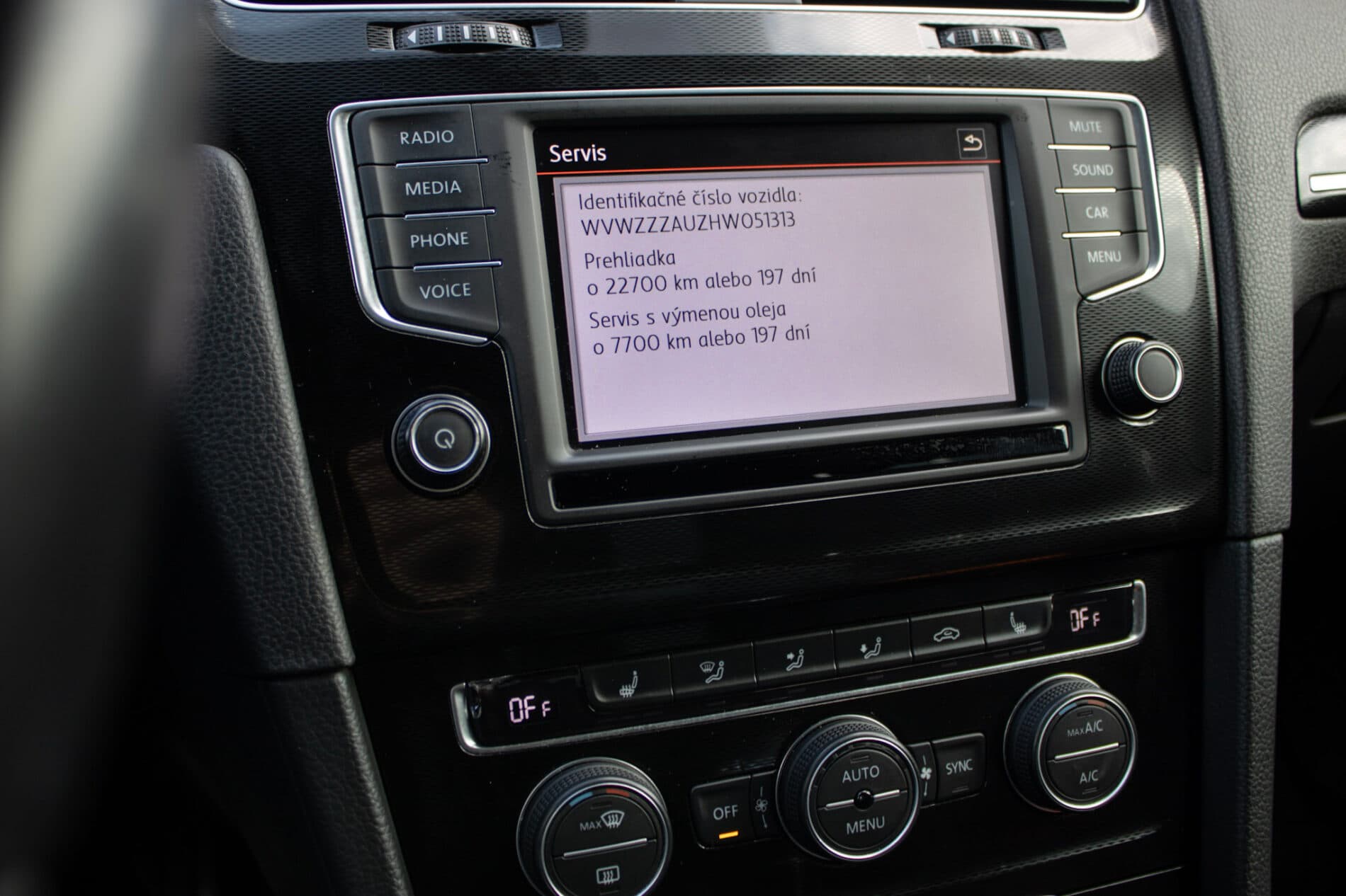 2016 Volkswagen Golf GTI, biela hatchback, 120 335 km