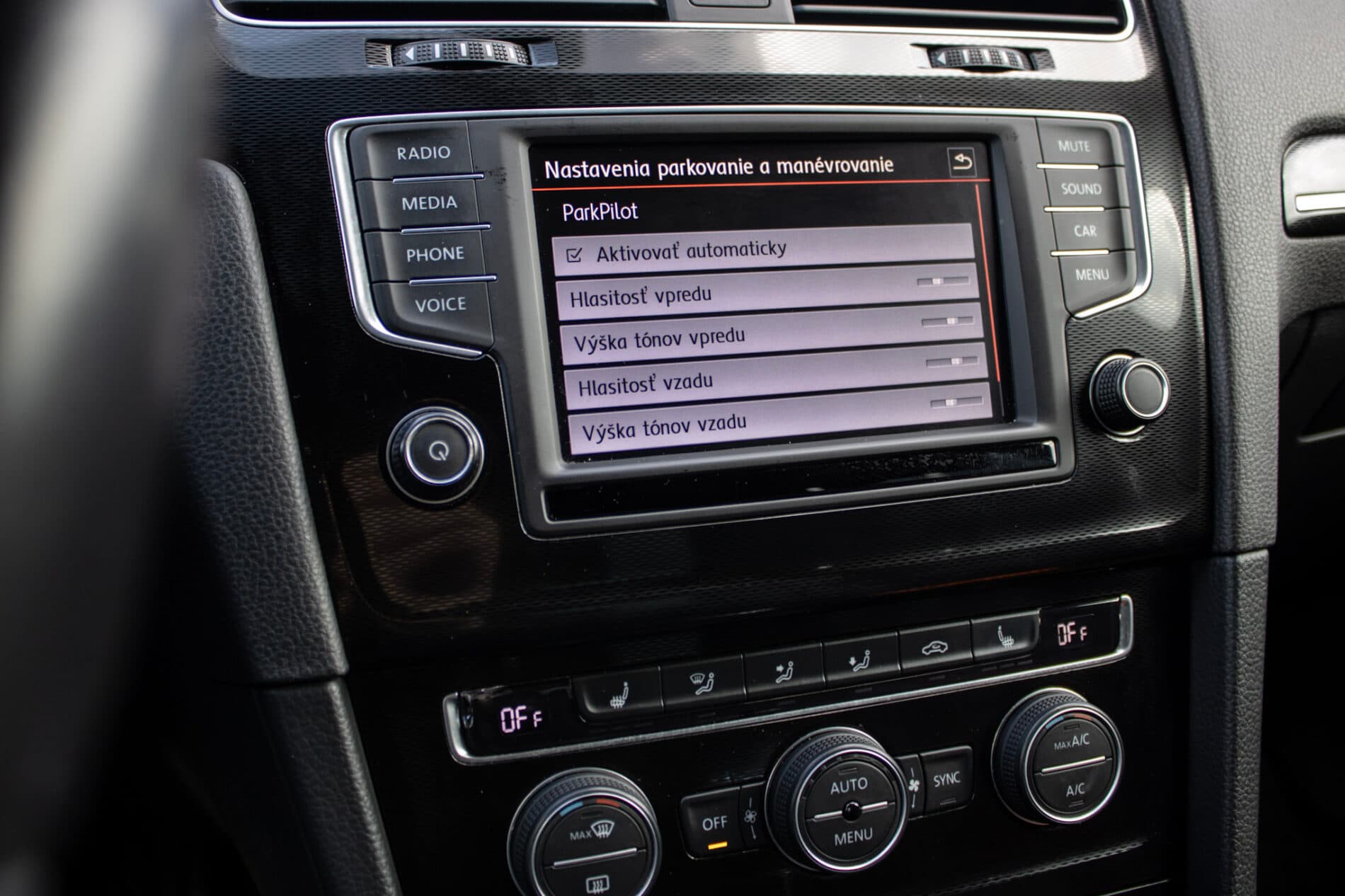 2016 Volkswagen Golf GTI, biela hatchback, 120 335 km