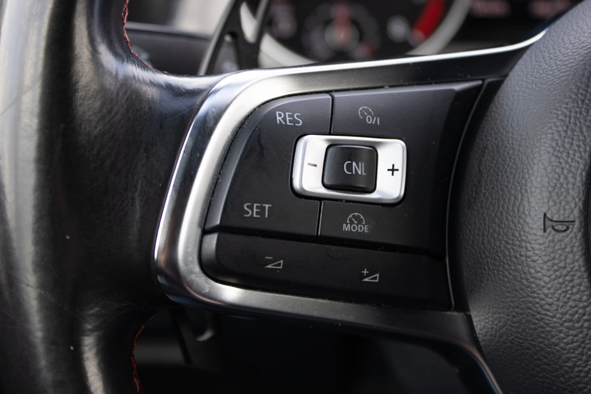 2016 Volkswagen Golf GTI, biela hatchback, 120 335 km