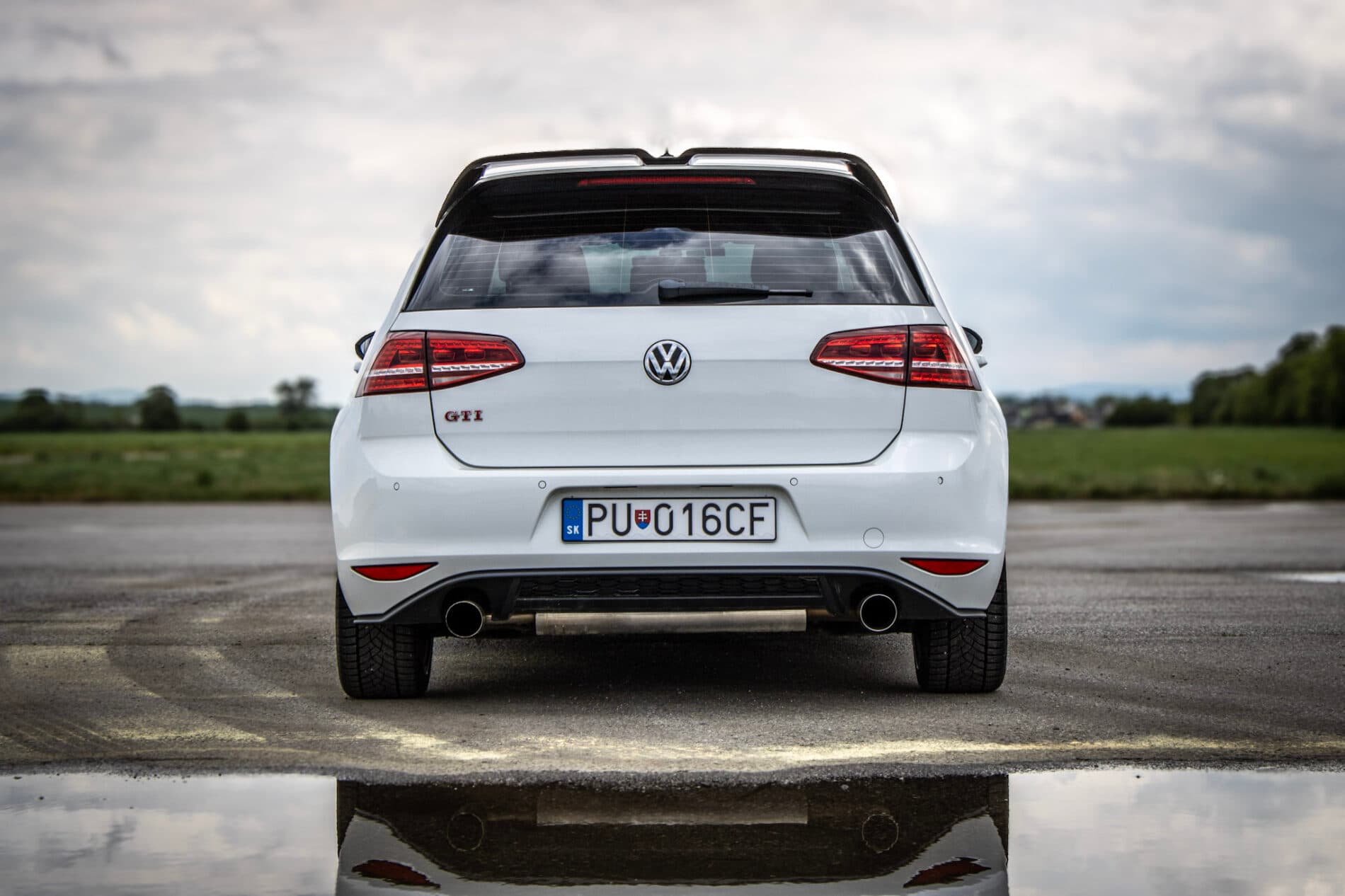 2016 Volkswagen Golf GTI, biela hatchback, 120 335 km
