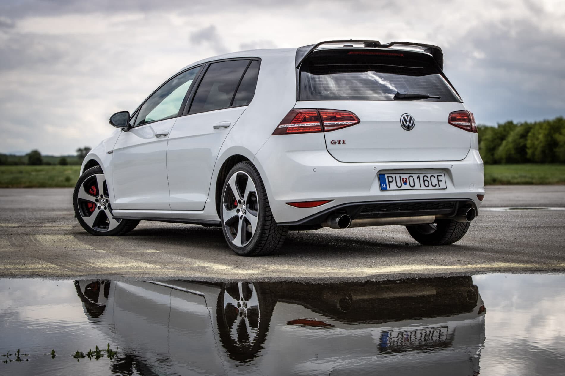 2016 Volkswagen Golf GTI, biela hatchback, 120 335 km