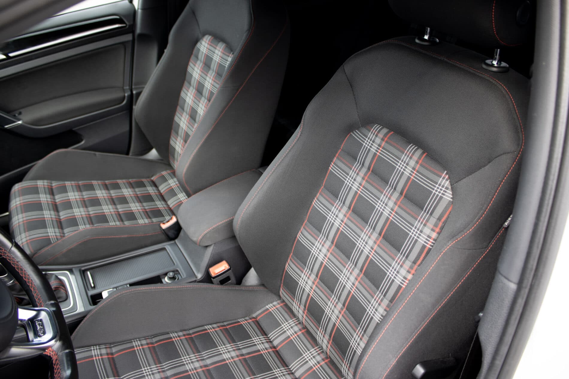 2016 Volkswagen Golf GTI, biela hatchback, 120 335 km