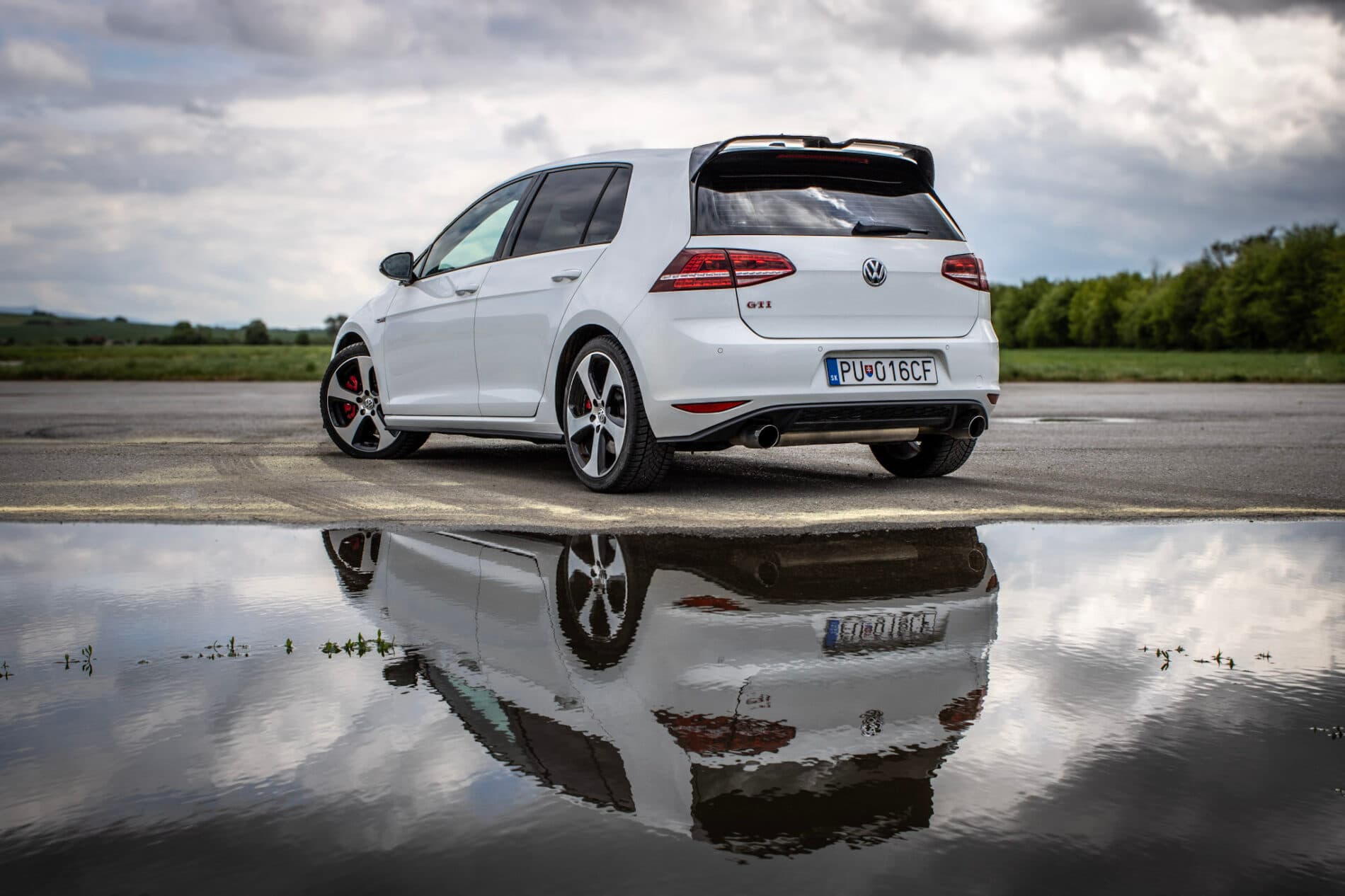 2016 Volkswagen Golf GTI, biela hatchback, 120 335 km