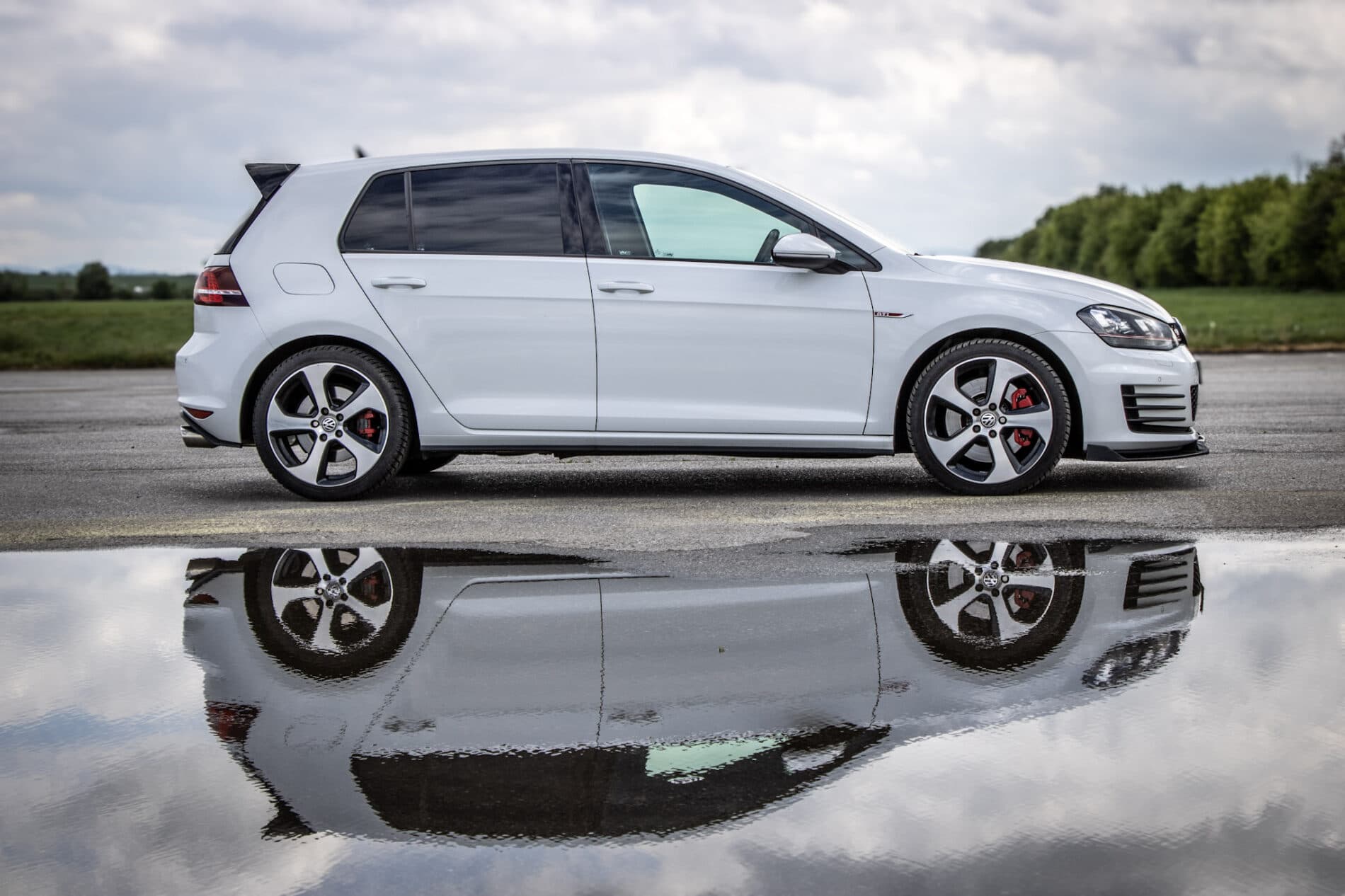 2016 Volkswagen Golf GTI, biela hatchback, 120 335 km