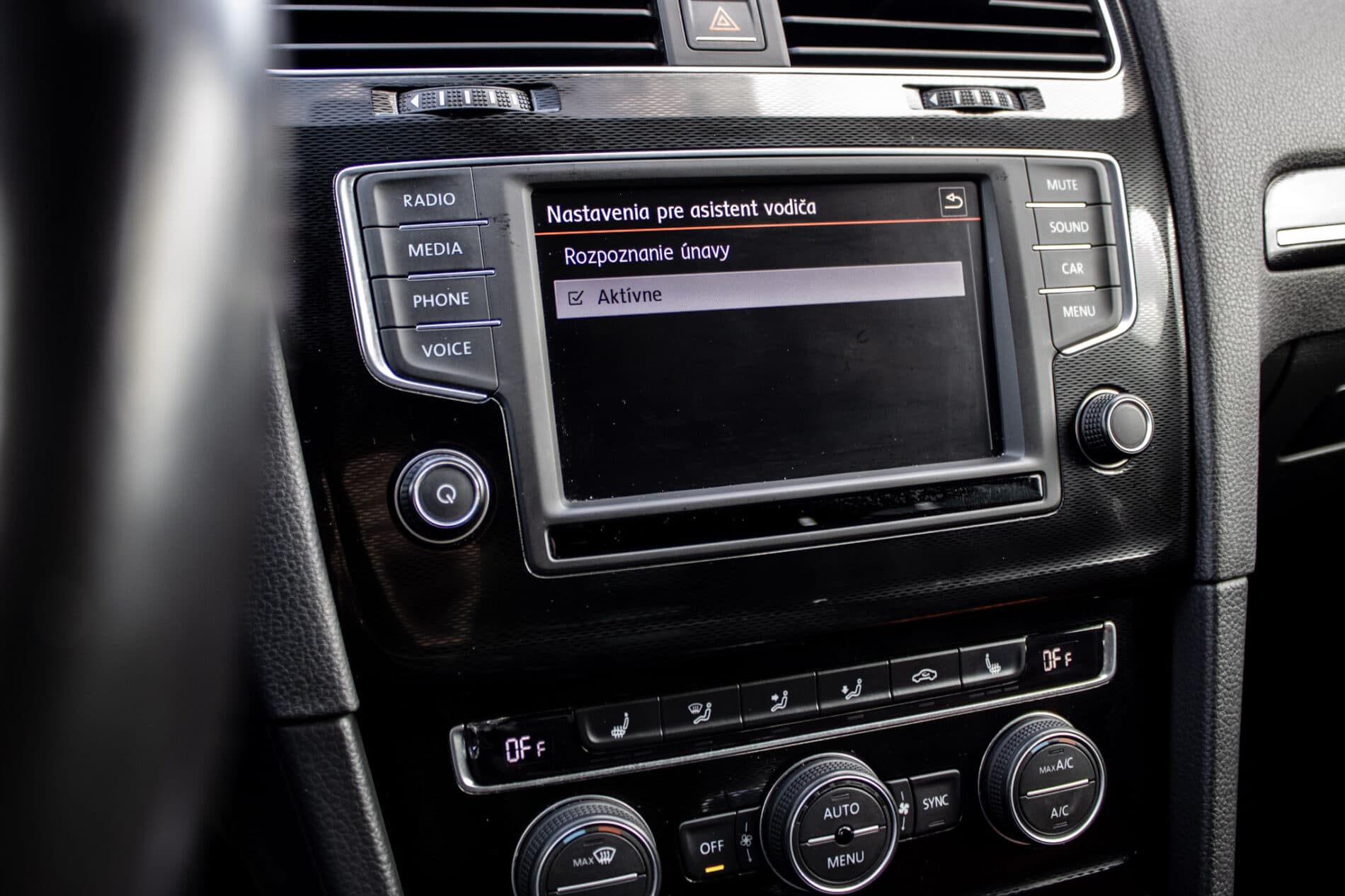 2016 Volkswagen Golf GTI, biela hatchback, 120 335 km