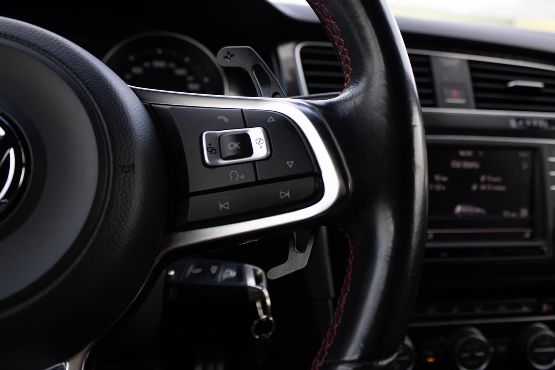2016 Volkswagen Golf GTI, biela hatchback, 120 335 km