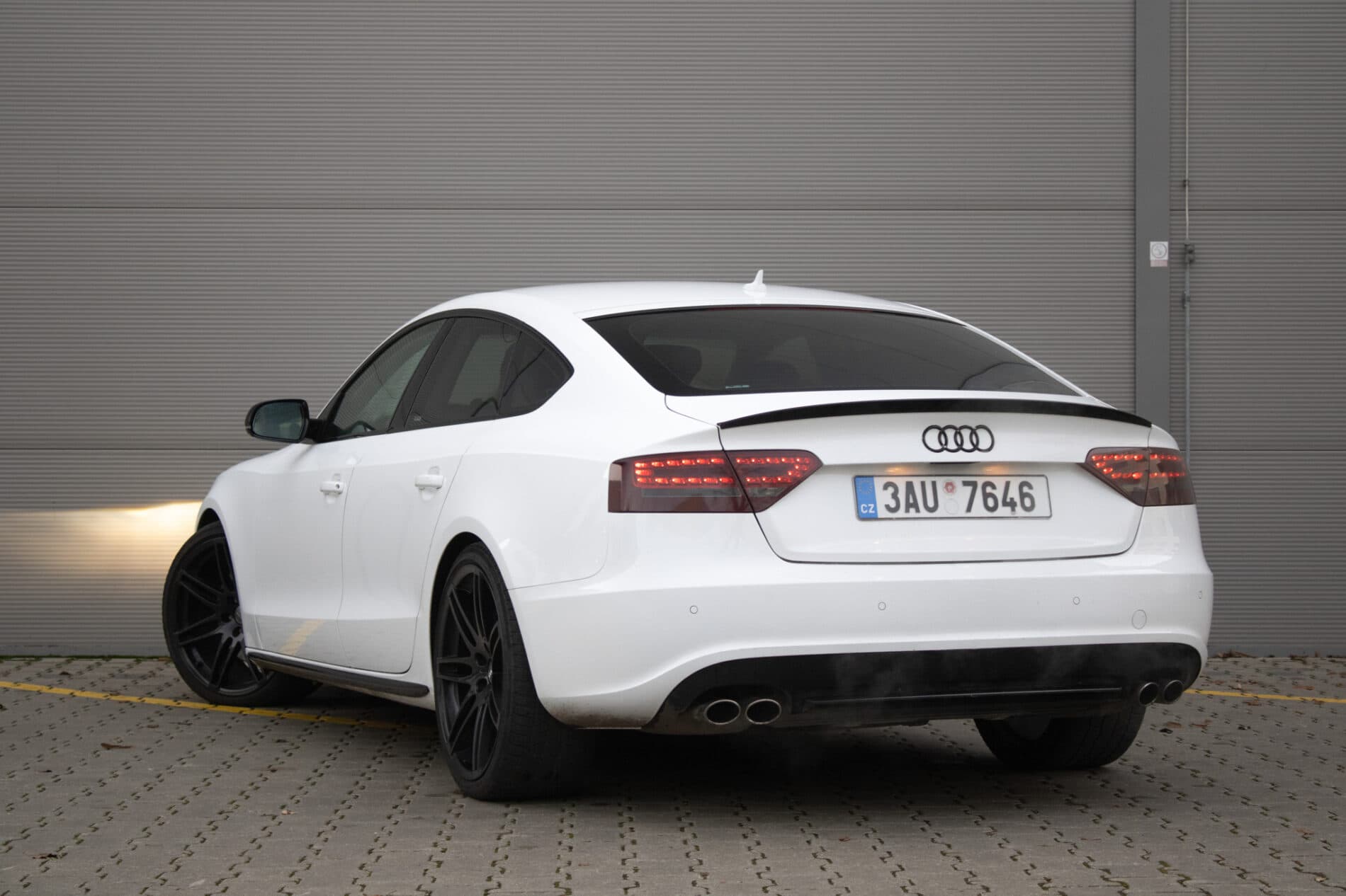 2011 AUDI S5, biela sedan, 193 834 km