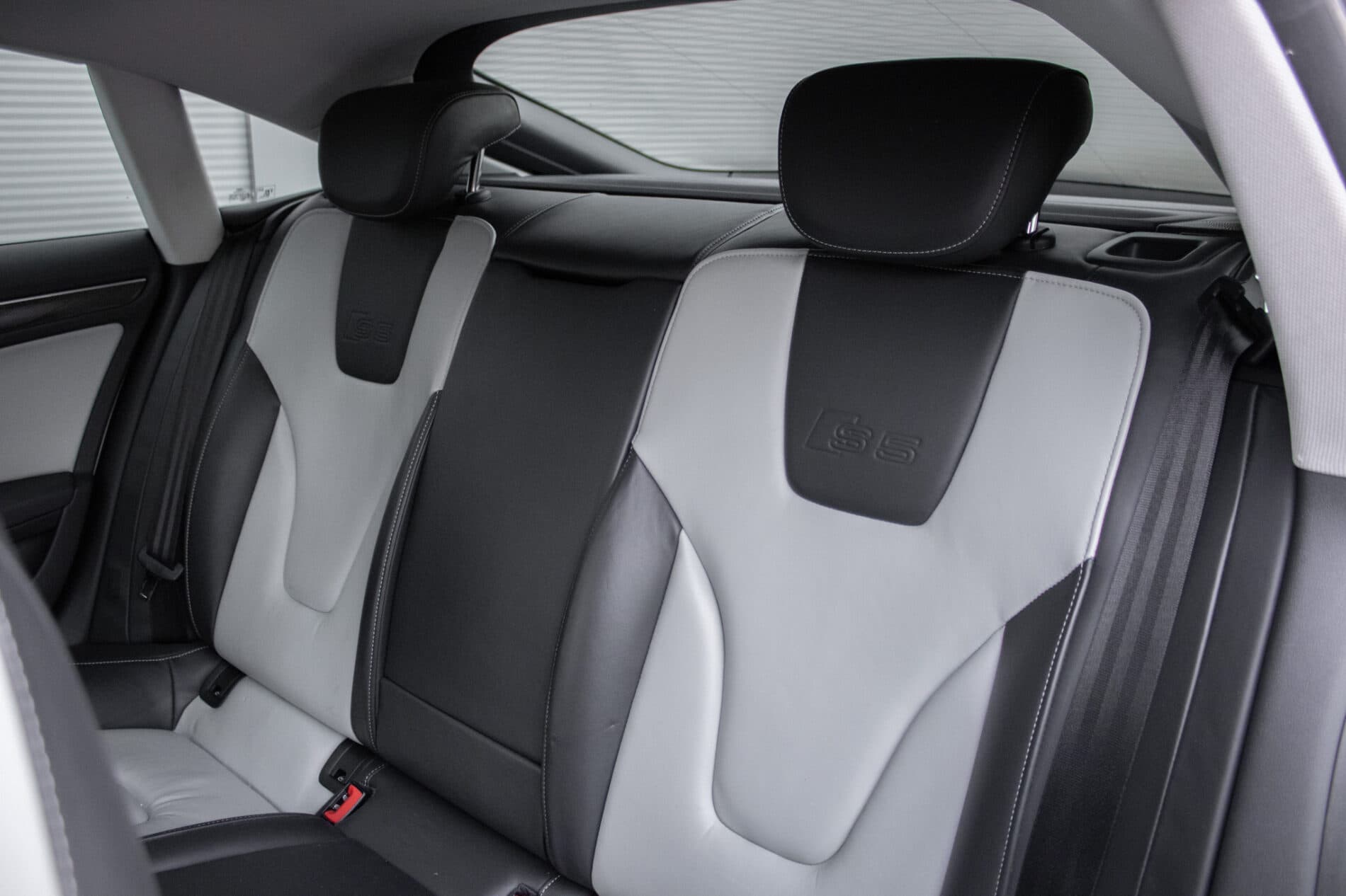 2011 AUDI S5, biela sedan, 193 834 km