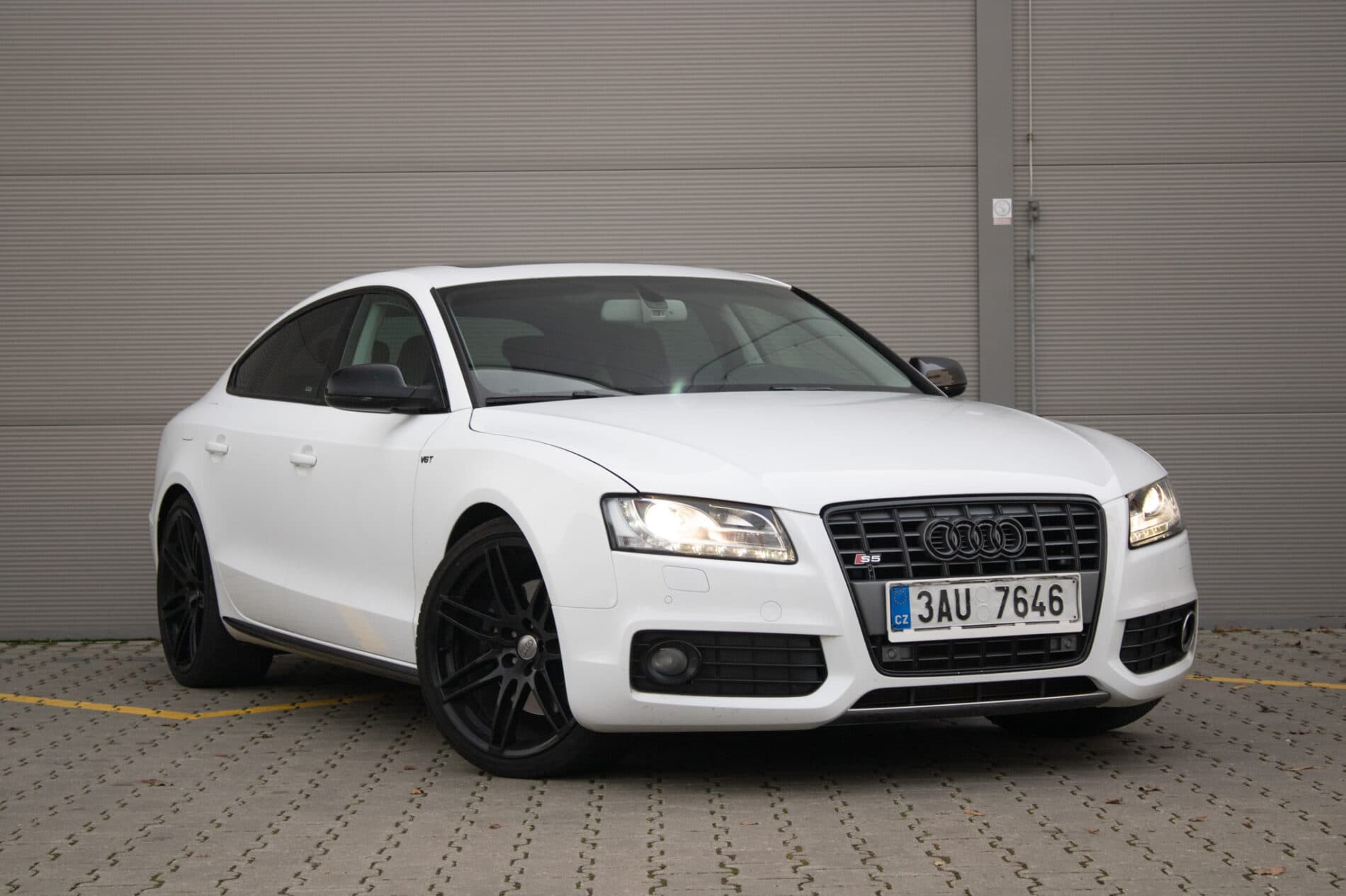 2011 AUDI S5, biela sedan, 193 834 km