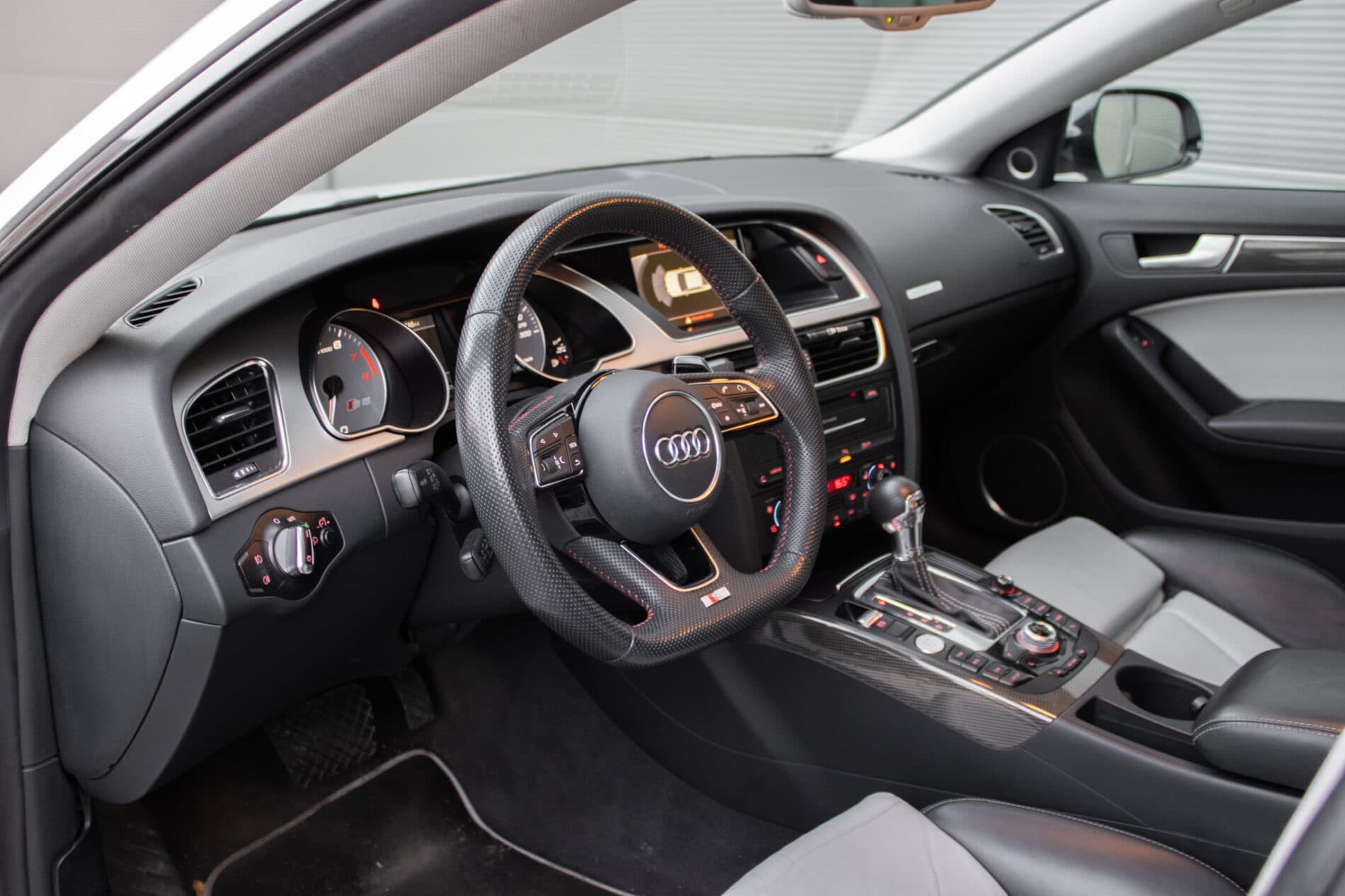 2011 AUDI S5, biela sedan, 193 834 km