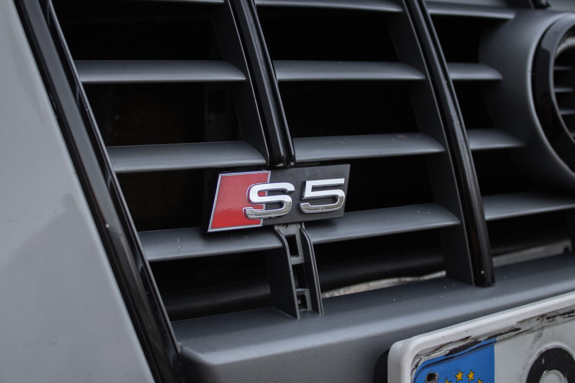 2011 AUDI S5, biela sedan, 193 834 km