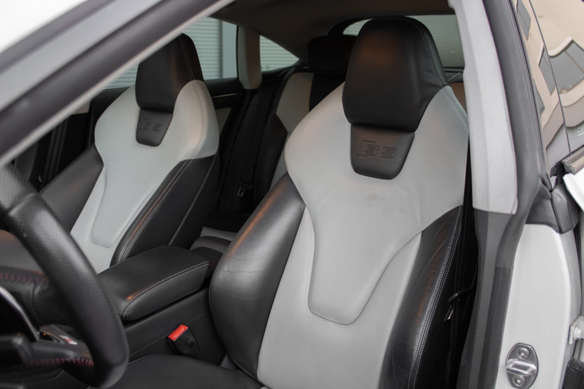 2011 AUDI S5, biela sedan, 193 834 km