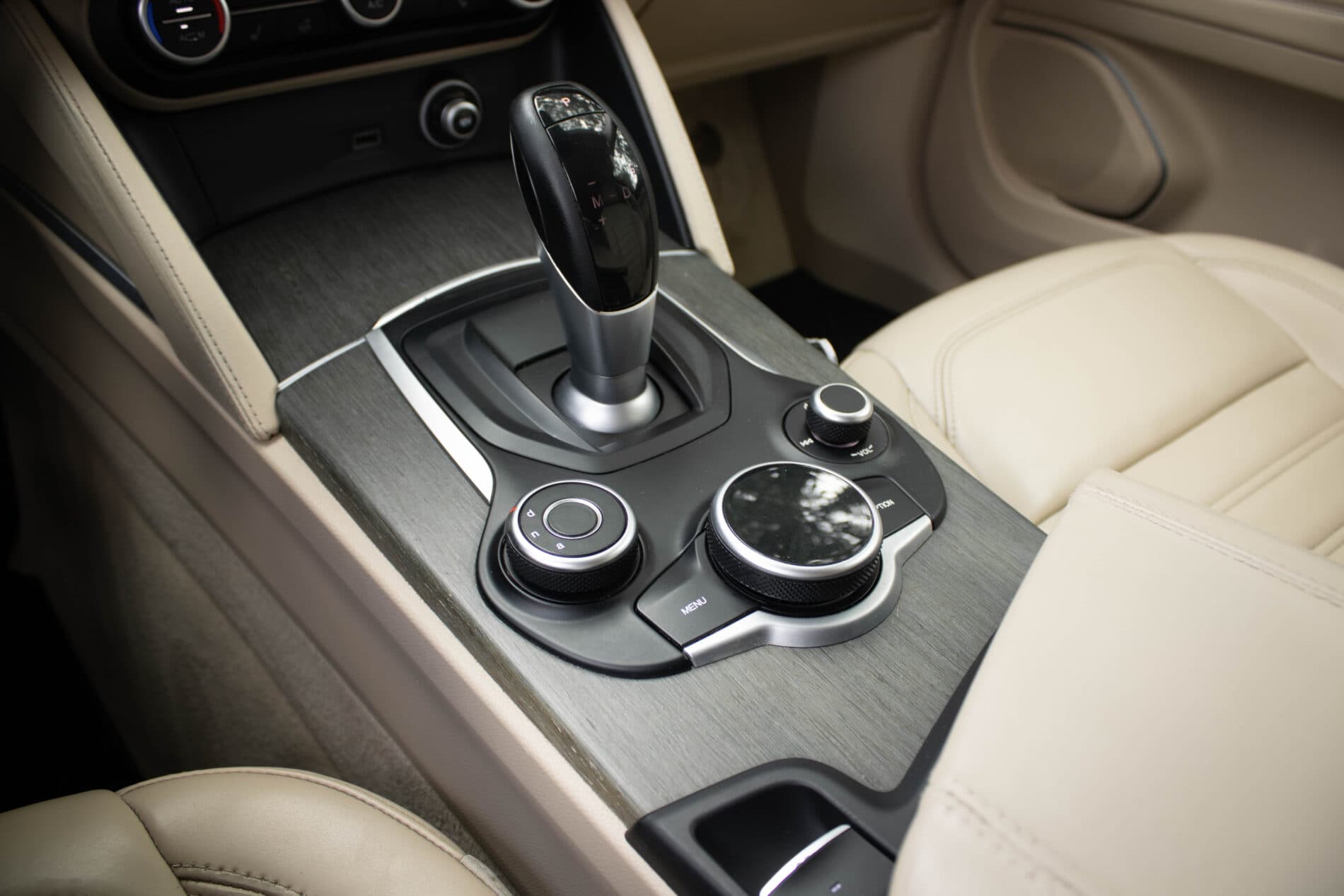 2018 Alfa Romeo Stelvio, čierna suv, 239 300 km