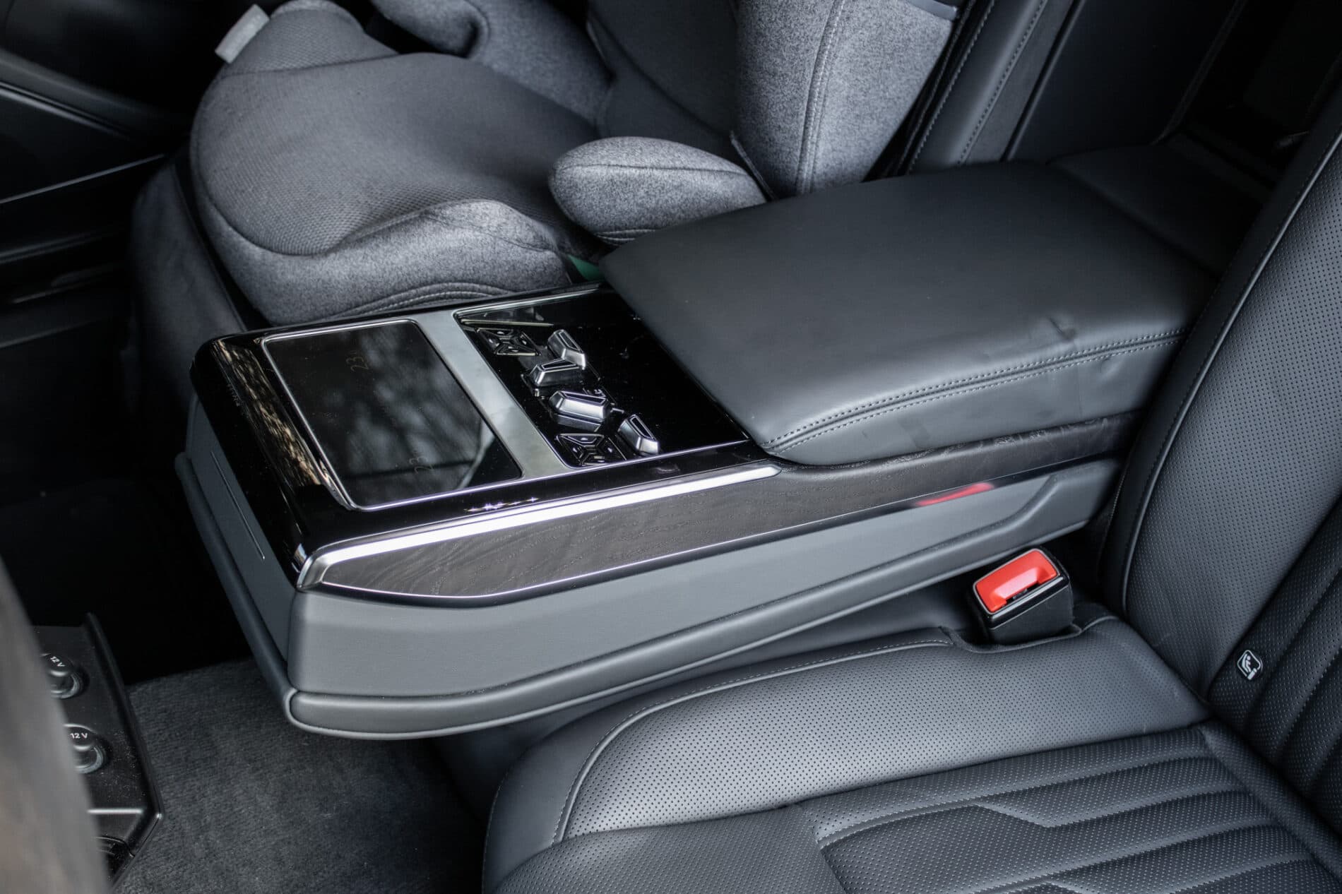 2023 AUDI A8, čierna sedan, 45 533 km
