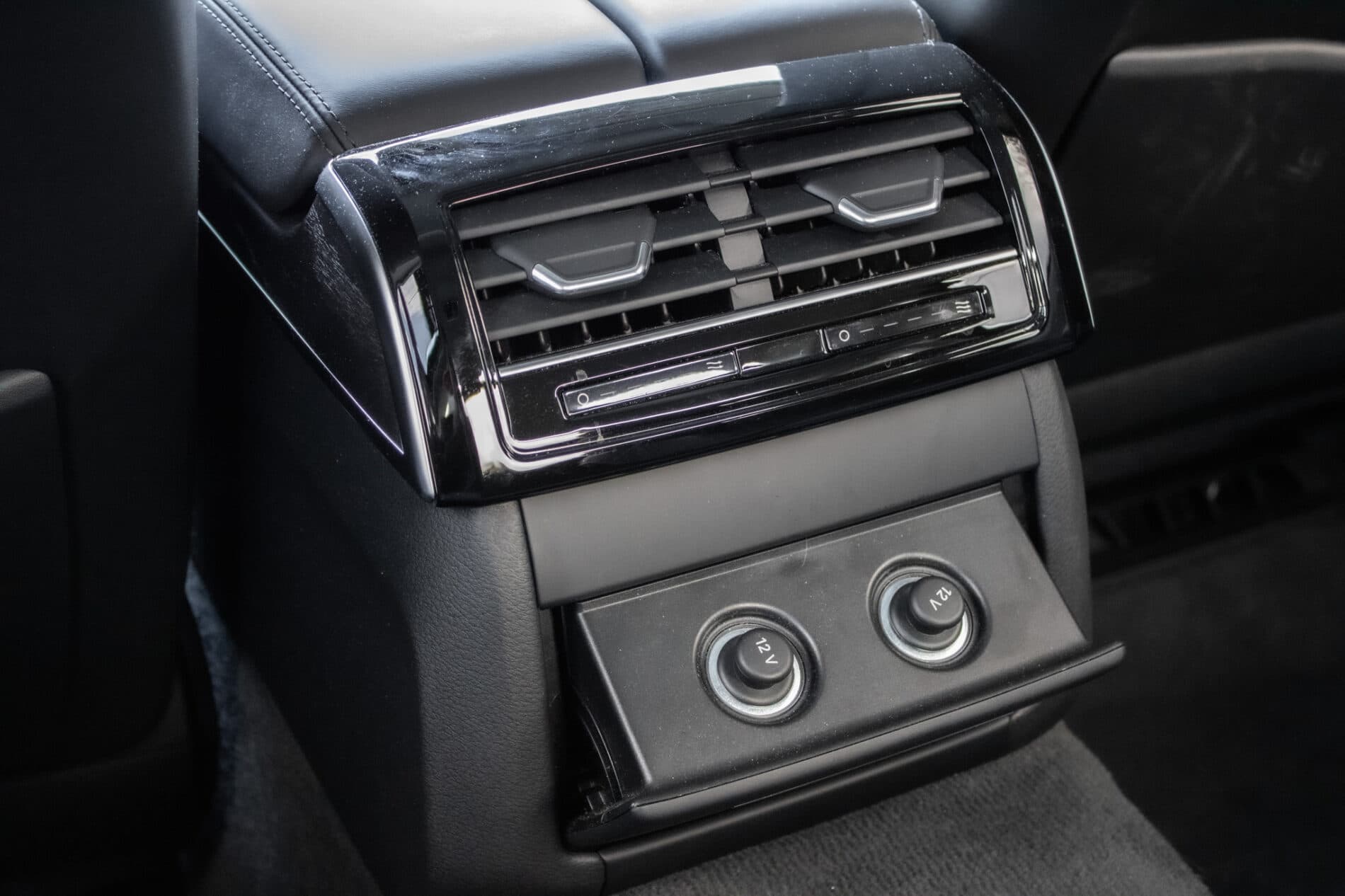 2023 AUDI A8, čierna sedan, 45 533 km