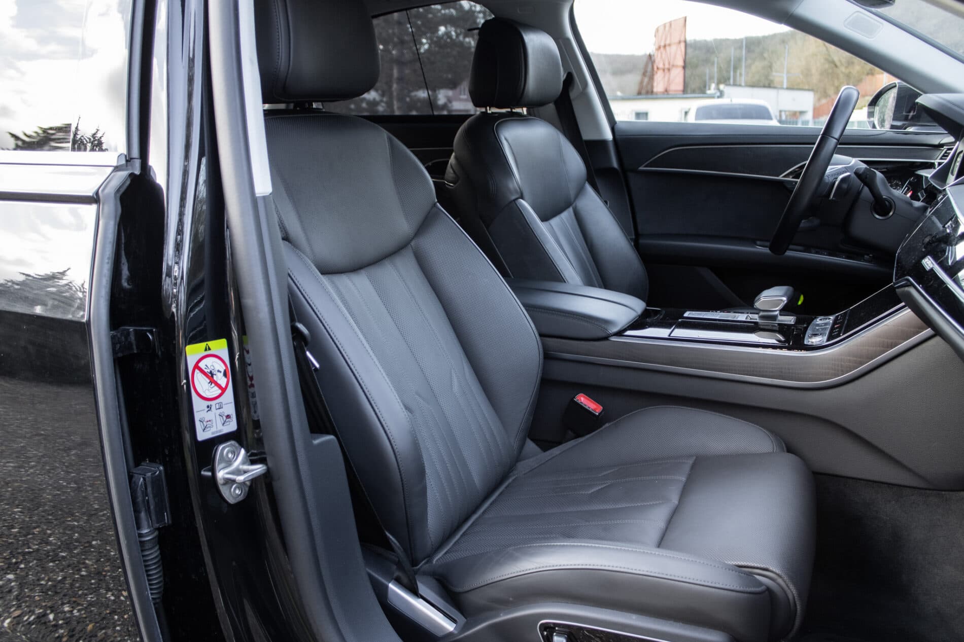 2023 AUDI A8, čierna sedan, 45 533 km