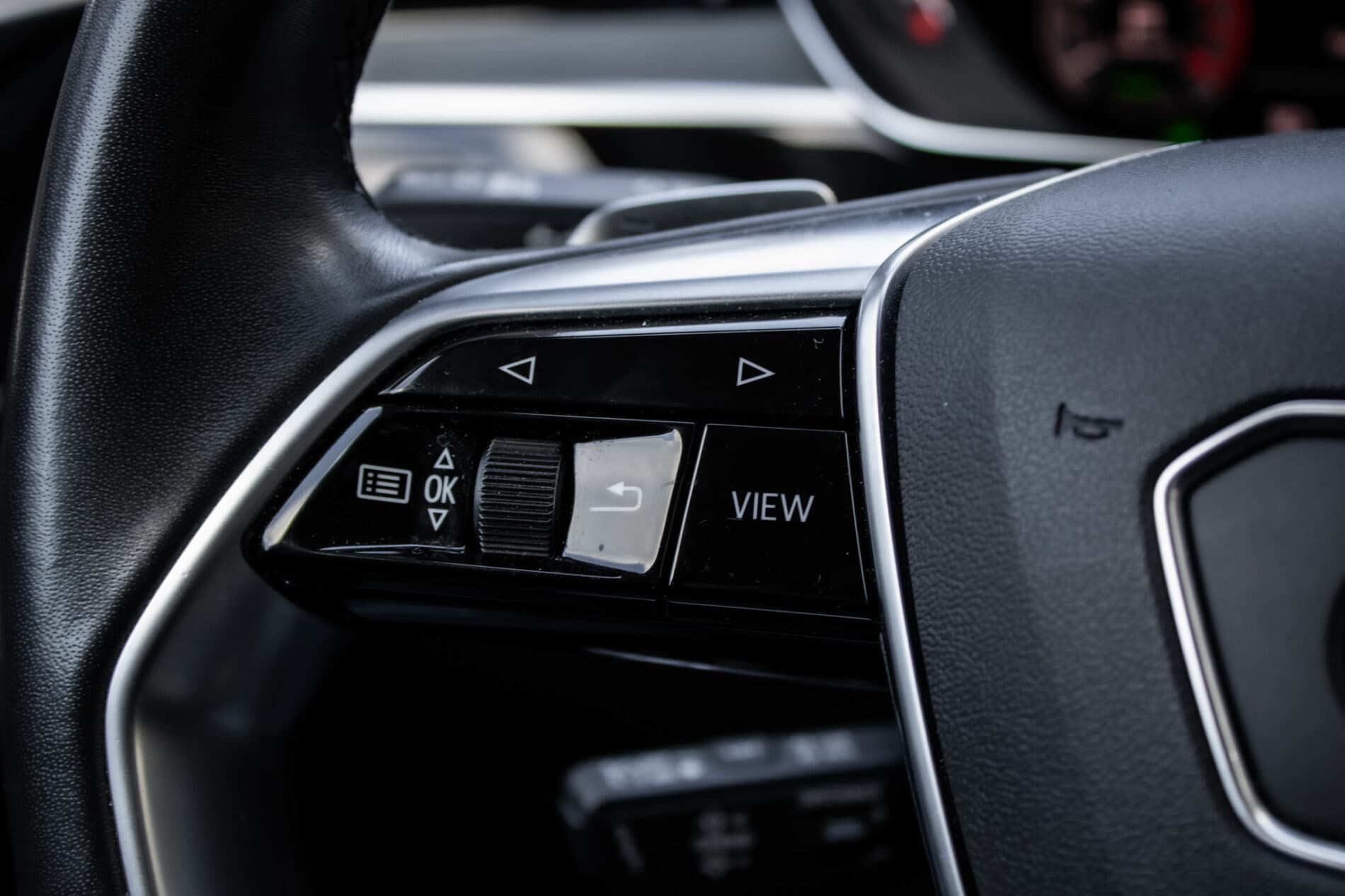 2023 AUDI A8, čierna sedan, 45 533 km