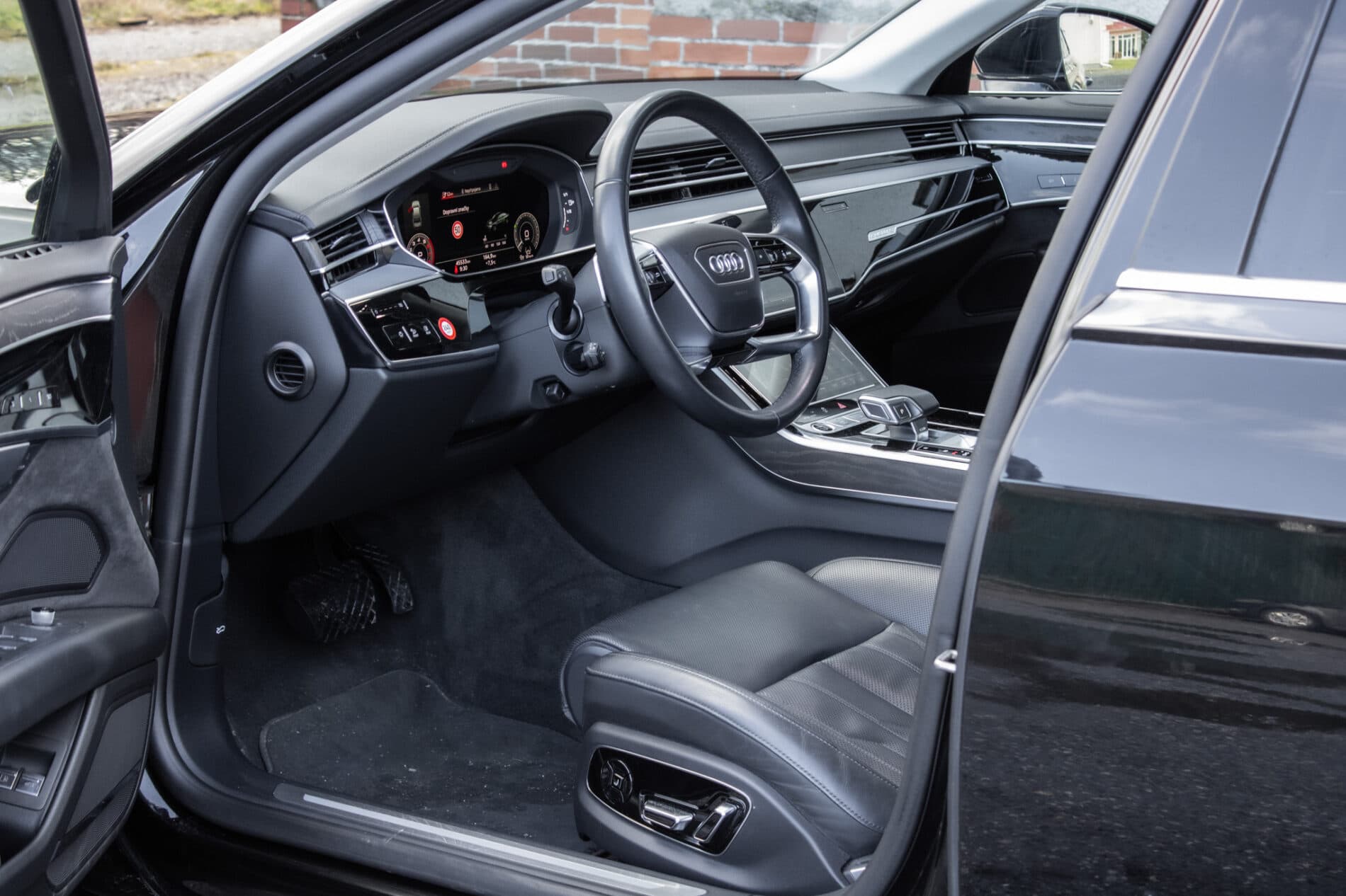 2023 AUDI A8, čierna sedan, 45 533 km
