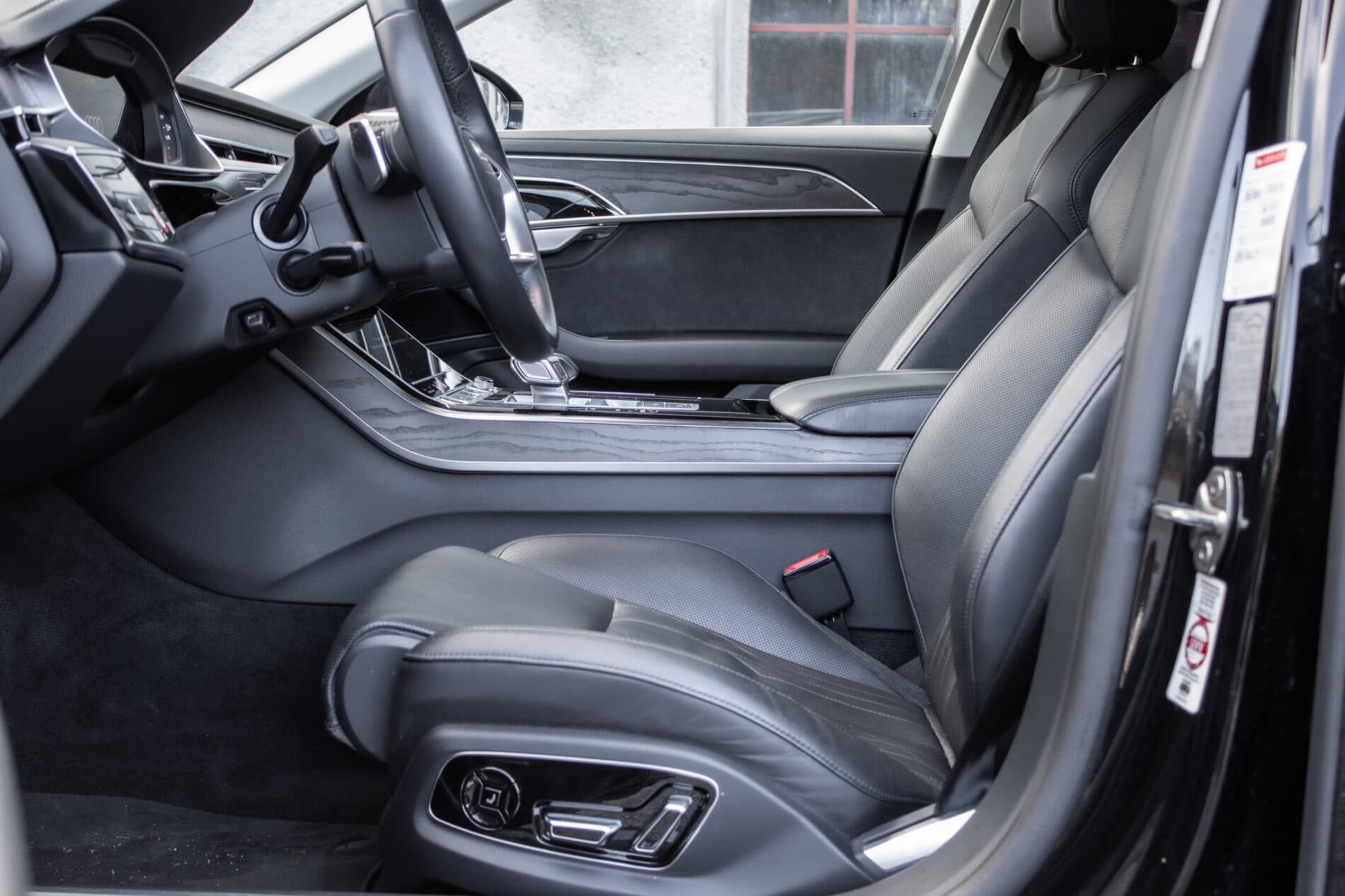 2023 AUDI A8, čierna sedan, 45 533 km