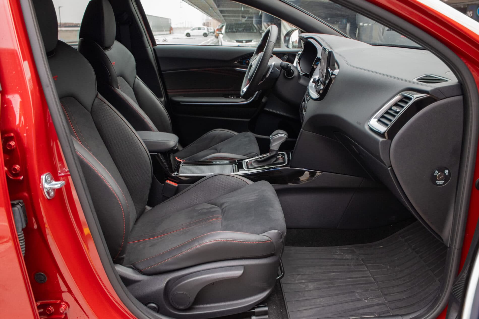 2024 Kia ProCeed GT, červená kombi, 13 654 km